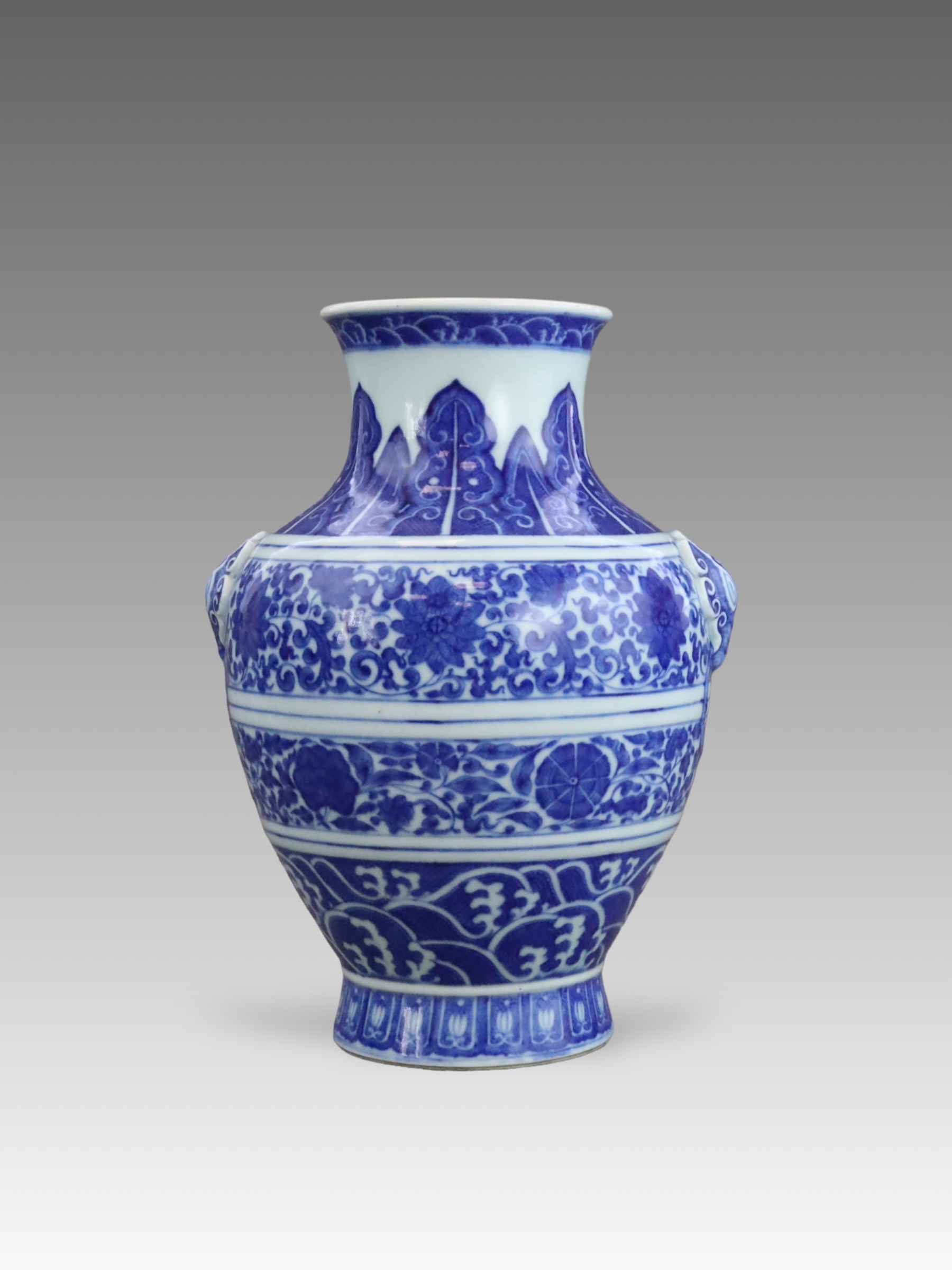 A Good Blue and White Ming style Vase, hu, six character seal mark of Qianlong, Qing dynasty,