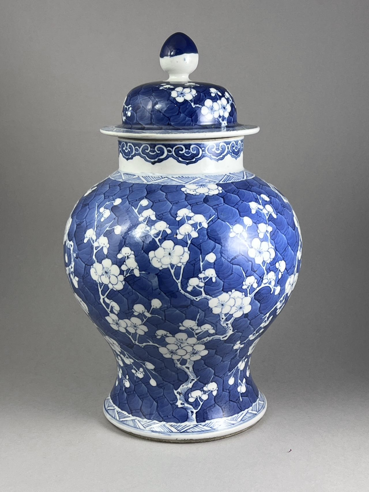 A blue and white 'prunus' Jar and Cover, Guangxu - Image 2 of 7