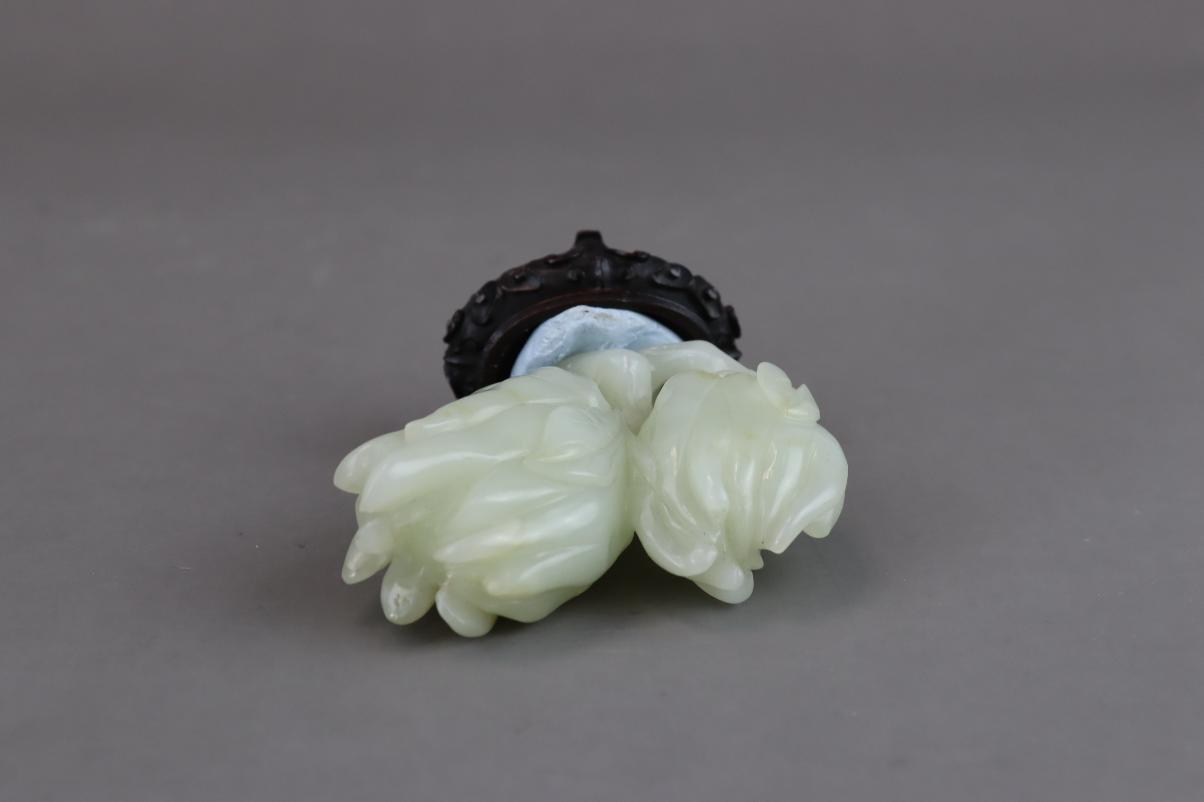 A Celadon Jade Double Citron Pendant, mid Qing dynasty - Image 5 of 6