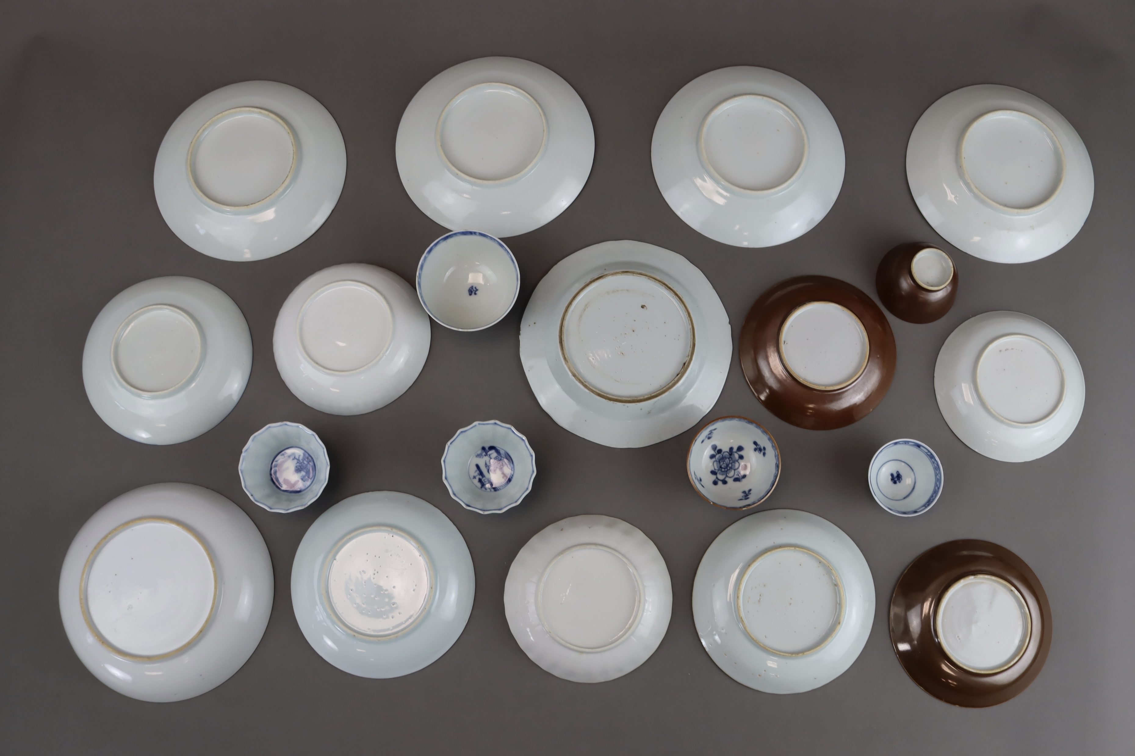 A Set of 14 Saucers and 6 Cups, Kangxi and later - Bild 7 aus 9