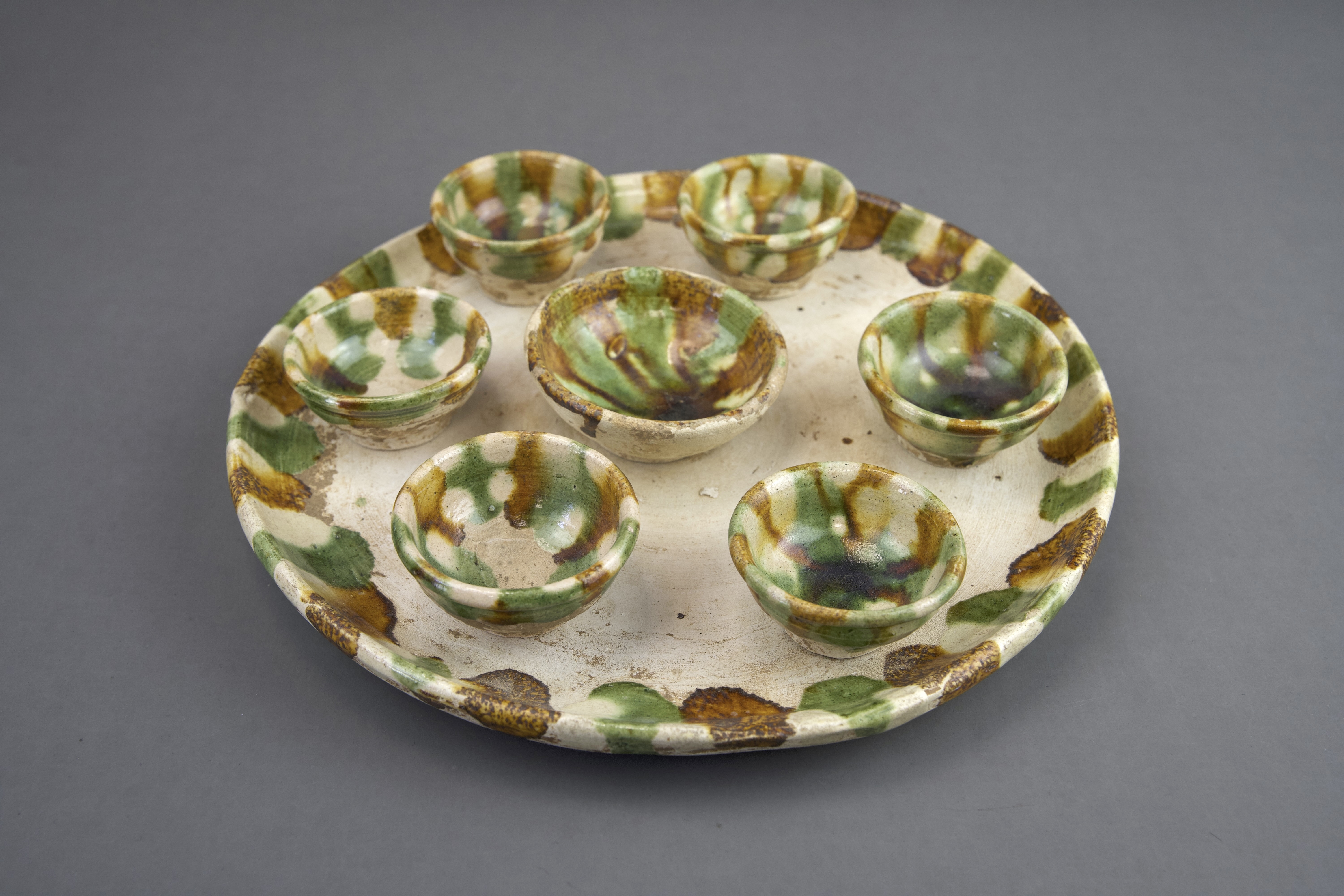 A Set of Seven Sancai-glazed Wine Cups and Tray, Tang dynasty - Image 6 of 7