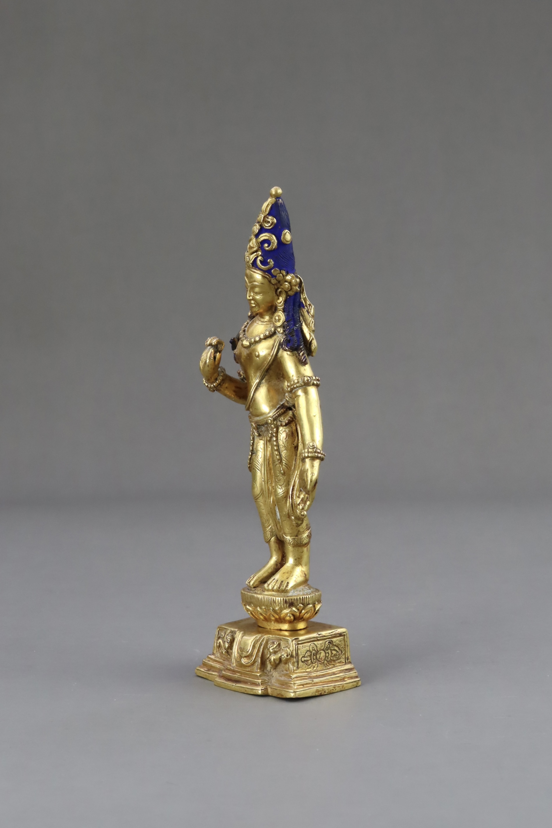 A Tibetan Gilt Bronze Figure of Padmapani, 18/19th century - Image 3 of 10