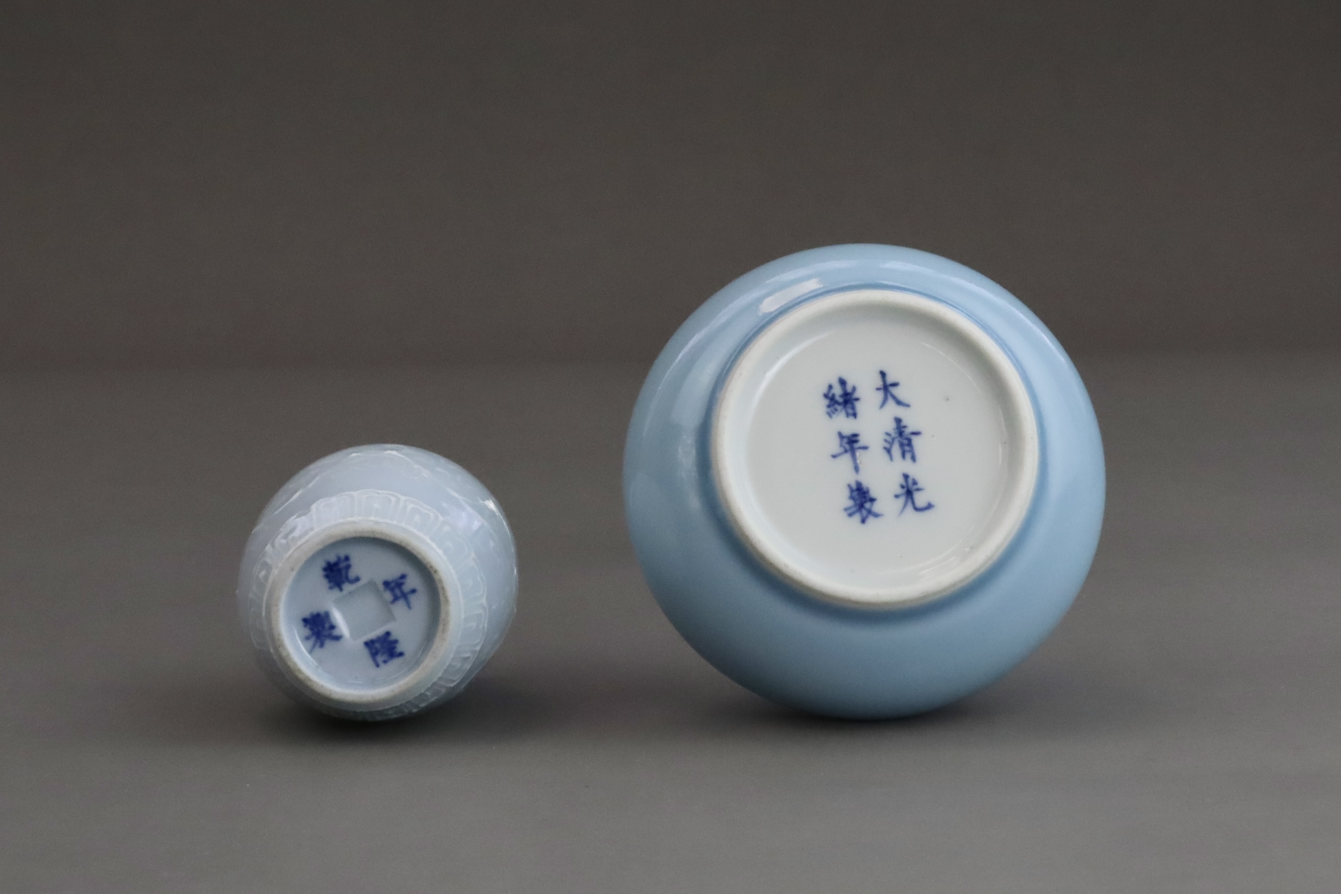  'Clair de lune': A Brushwasher, Guangxu mark and period, and a Moulded small Jar, Qing dynasty - Bild 7 aus 7