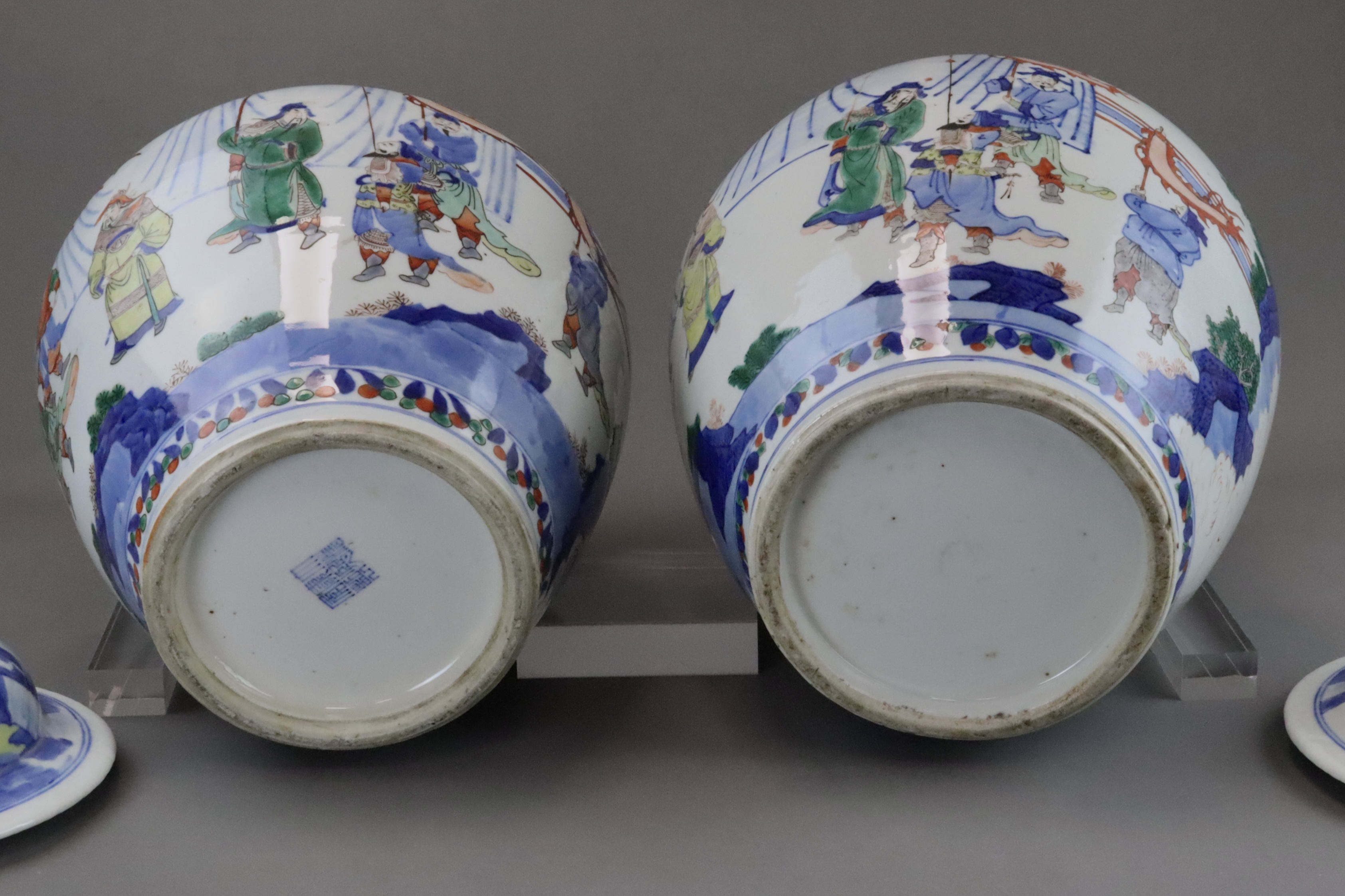 A Good Pair of Wucai Jars and Covers with Figures, 19th century, - Image 9 of 11