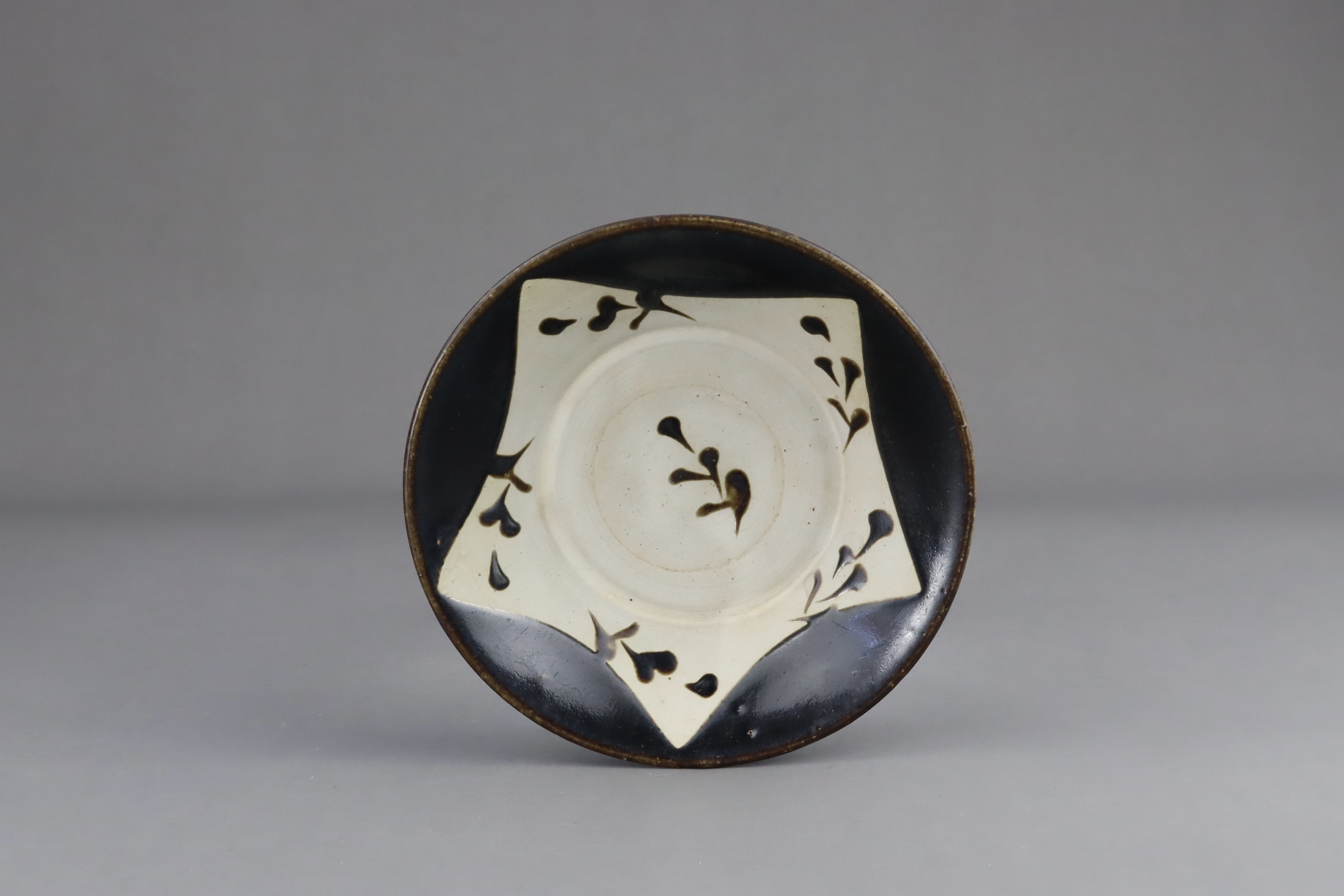 A Yaozhou Brown-glazed Dish, Tang dynasty - Image 2 of 7