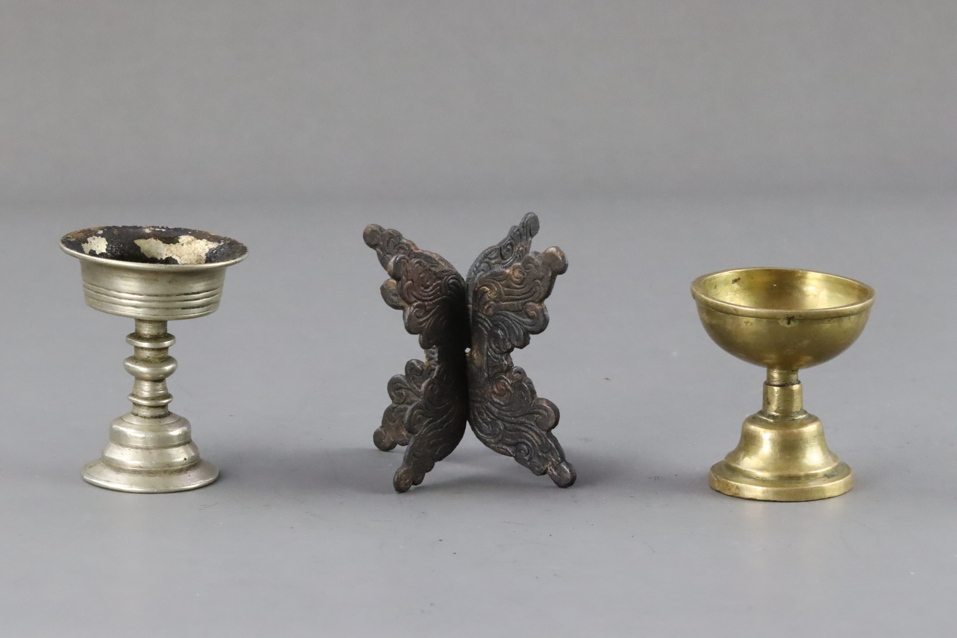 A Gilt Copper Altar Emblem, 17/18th century, Two Butter Lamps and a Stand, 19/20th century, - Bild 12 aus 13