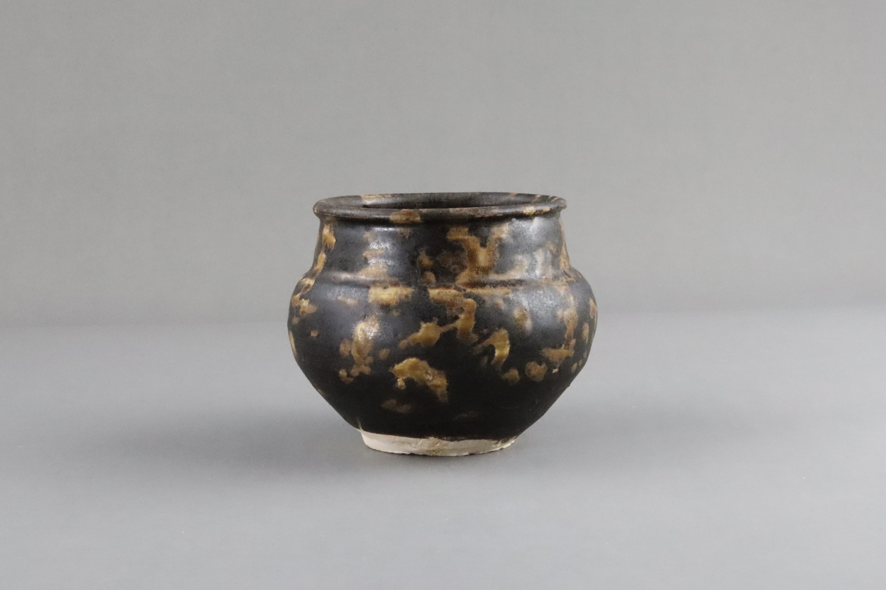 A Jizhou Tortoiseshell Jar, Song dynasty - Image 4 of 9