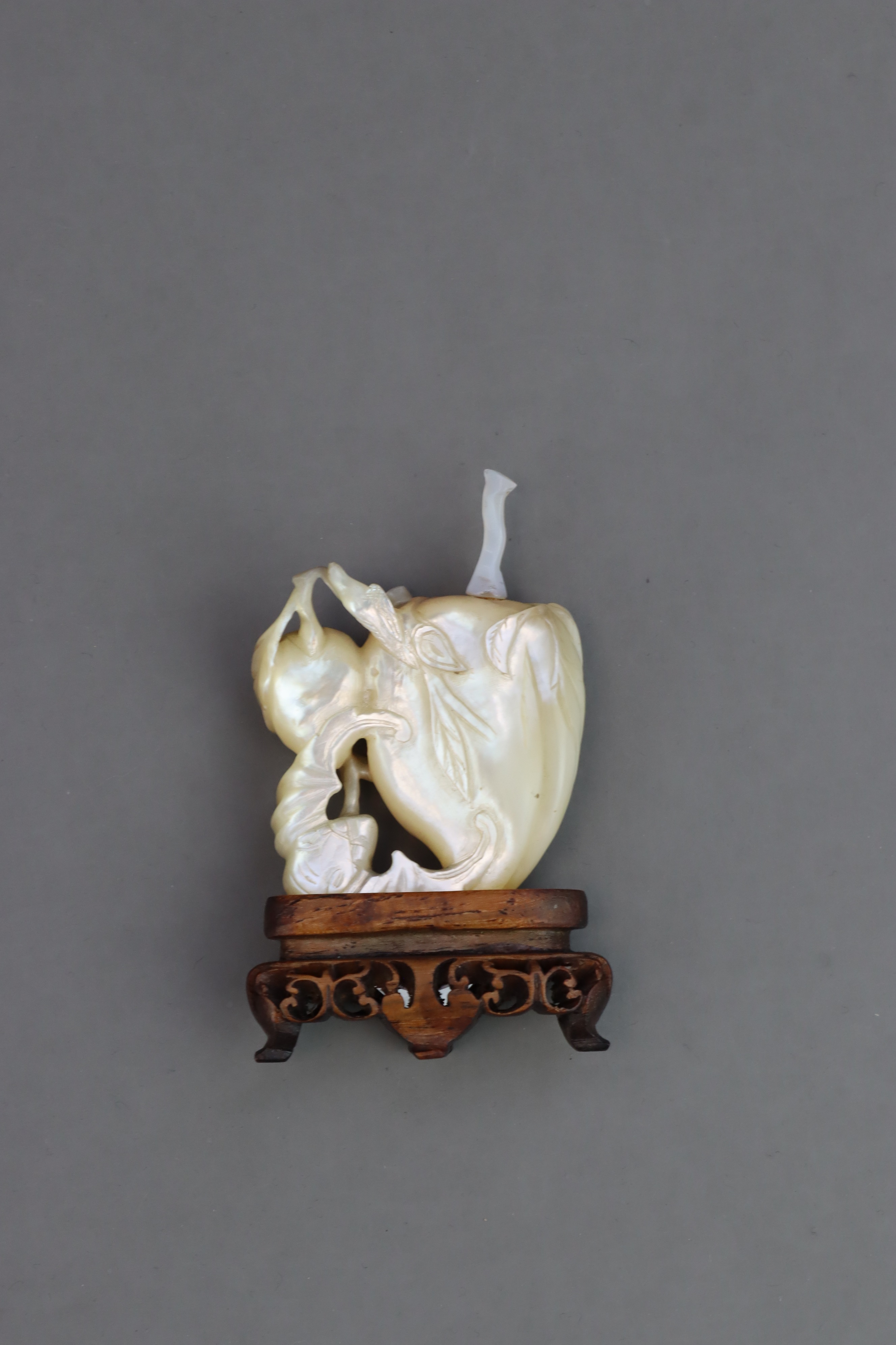 A Rare 'Mother of Pearl' Peaches Snuffbottle, Qing dynasty - Image 4 of 4