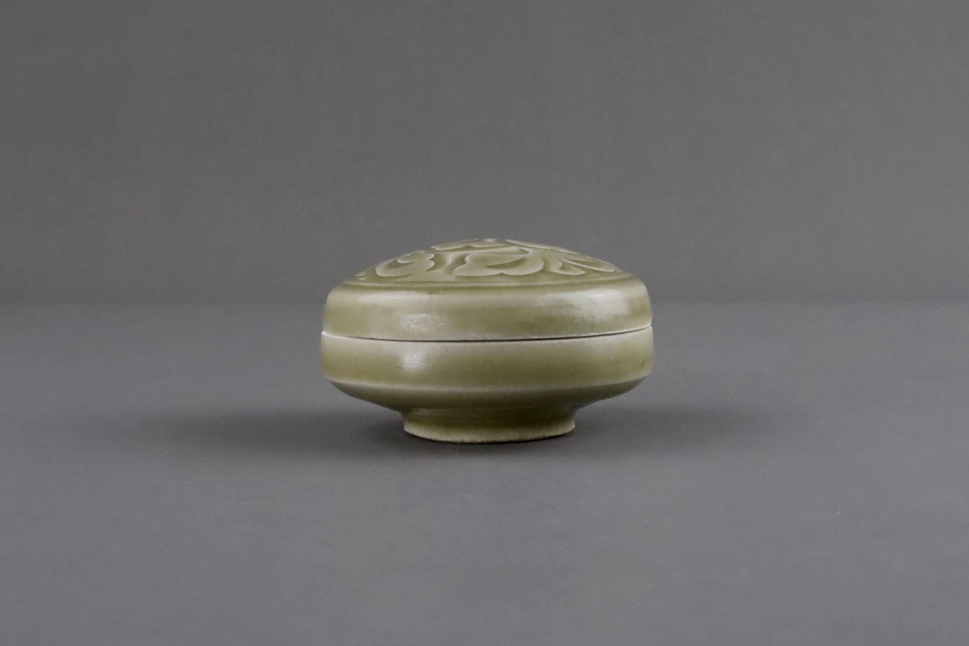 A Fine Yaozhou Carved Celadon Box and Cover, Song dynasty - Image 3 of 11
