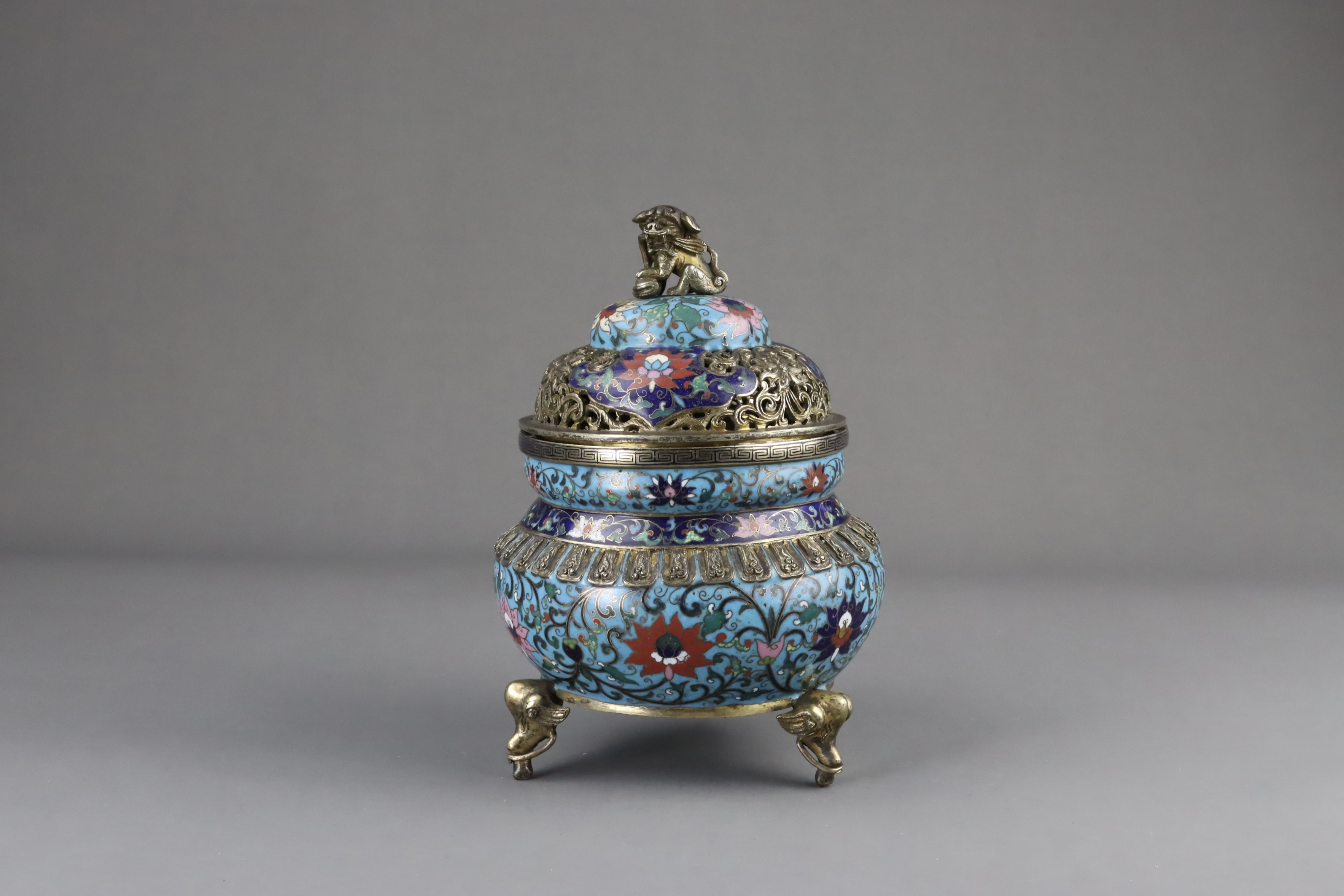 A Cloisonne Tripod Censer and Cover, 18/19th century - Image 3 of 10