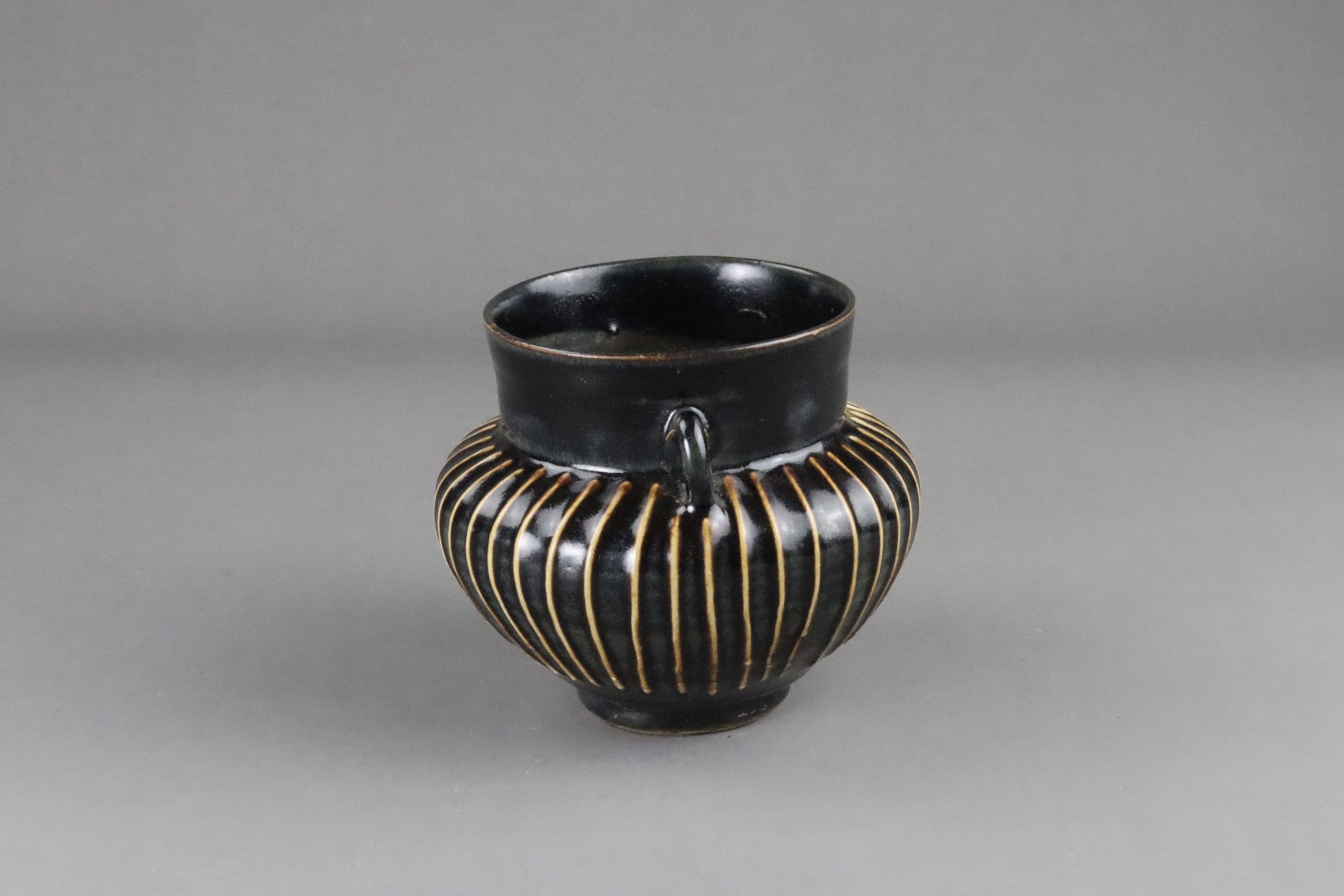 A Cizhou Black-glazed Ribbed Handled Jar, Song dynasty - Image 3 of 10