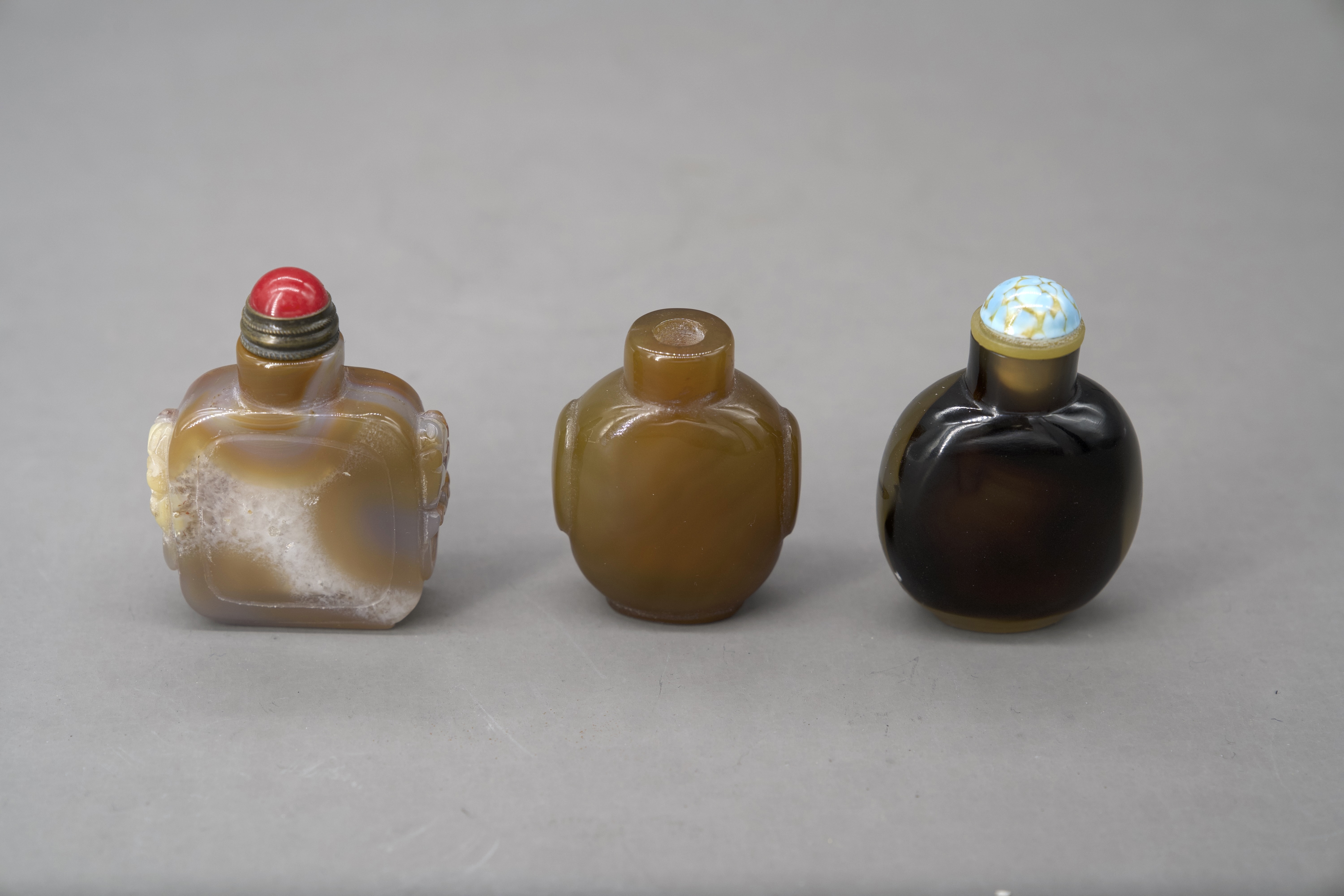 Three Agate Snuffbottles, late Qing dynasty - Image 6 of 8