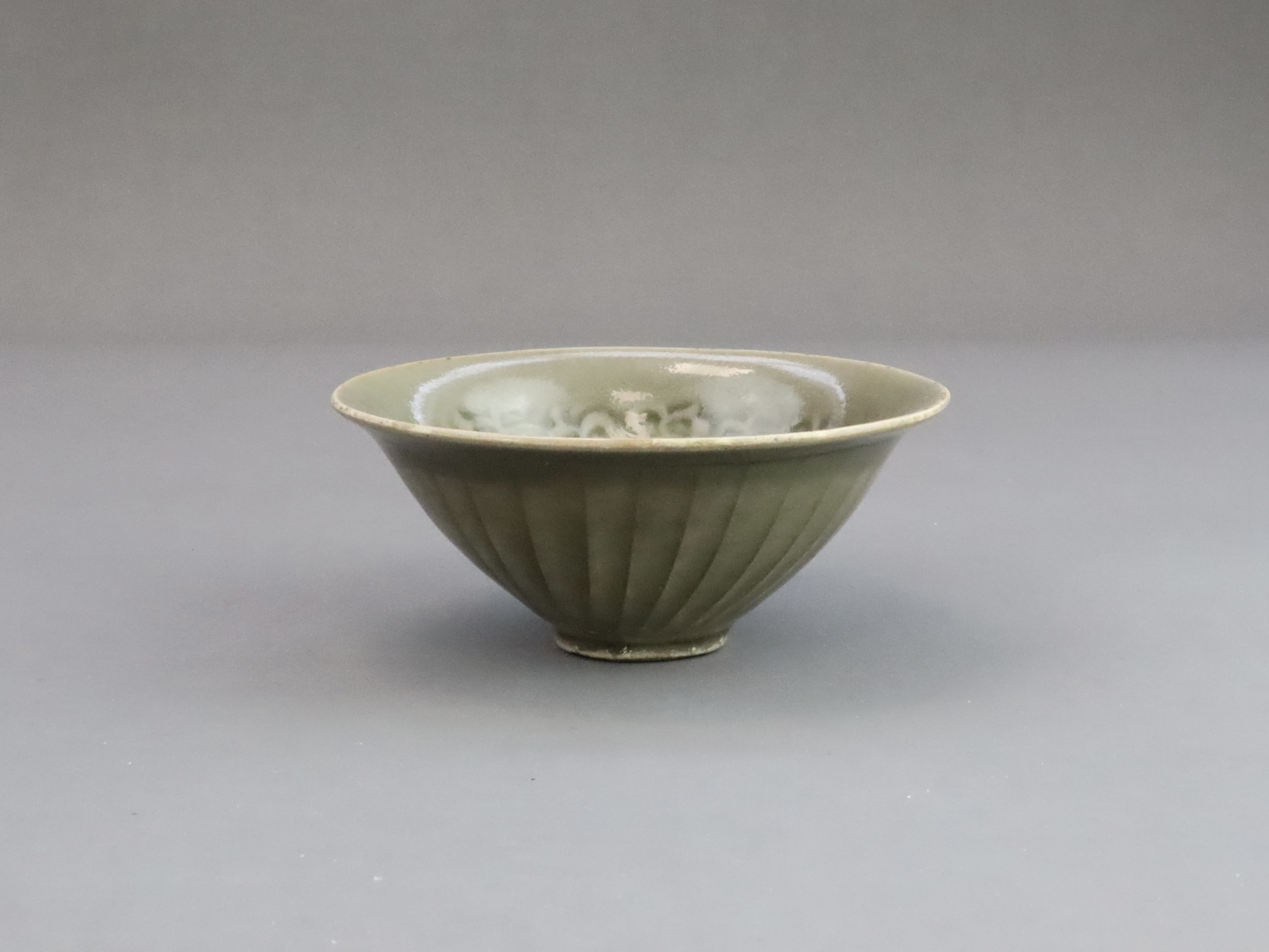 A Yaozhou Moulded Chrysanthemum Conical Bowl, Song dynasty,  - Bild 4 aus 7