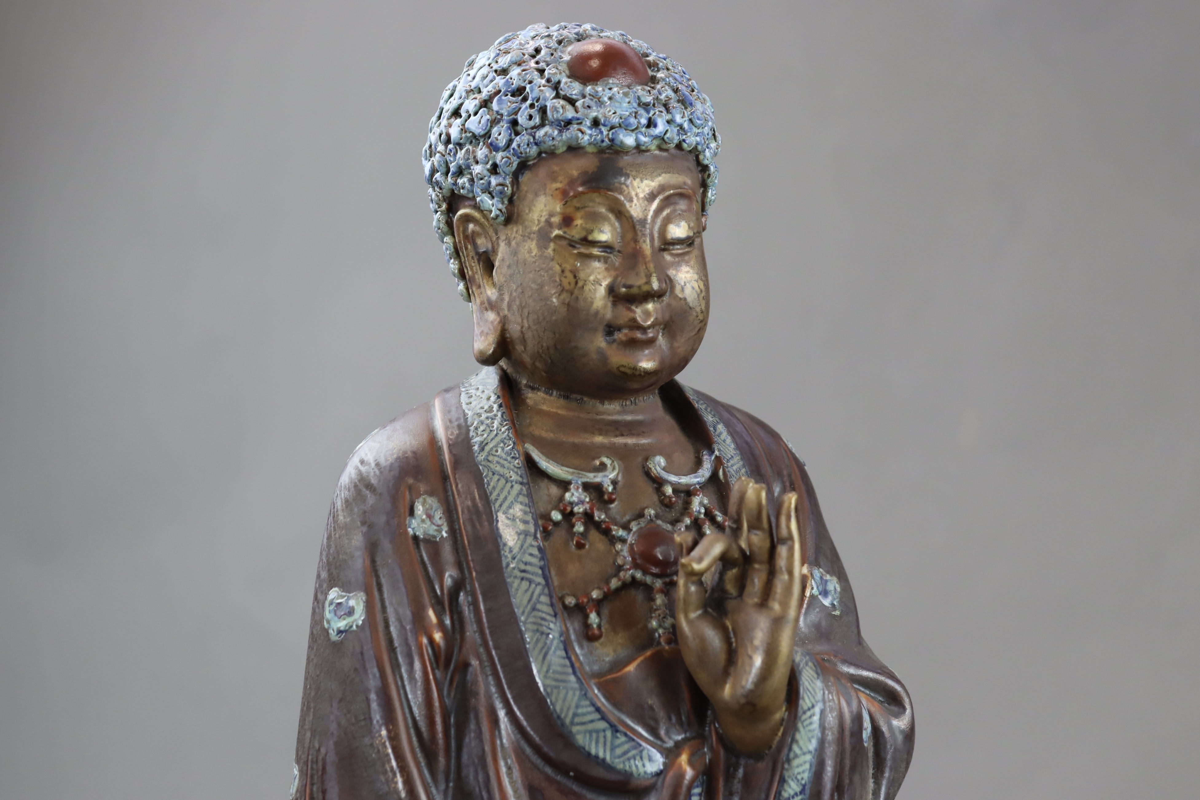 A Porcelain Buddha imitating Bronze, Qing dynasty, - Image 8 of 8