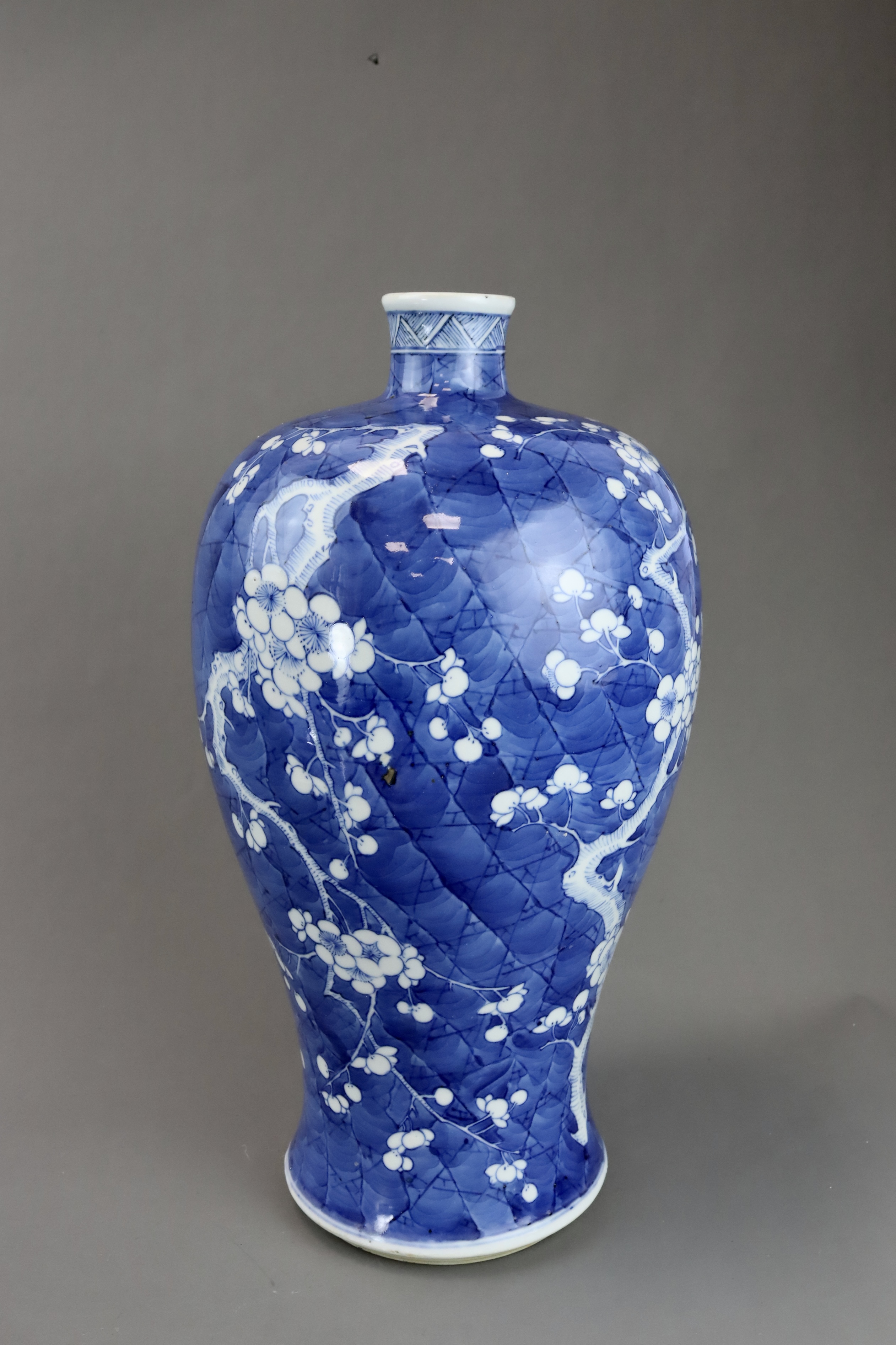 A Blue and White Vase with Prunus, 19th century - Bild 4 aus 7