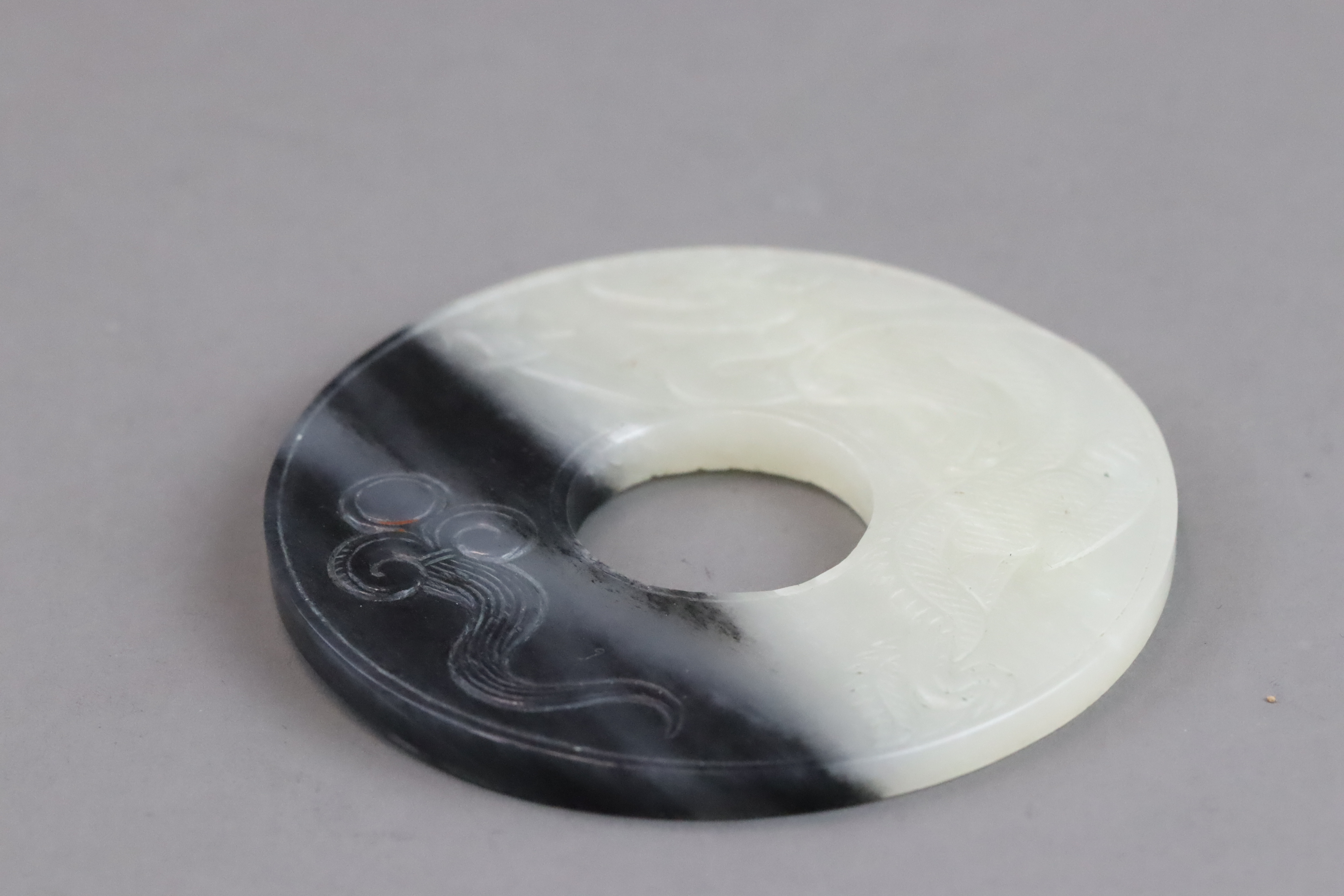 A Black and White Jade Dragon and Phoenix Bi Disc, Ming dynasty or earlier - Image 9 of 9