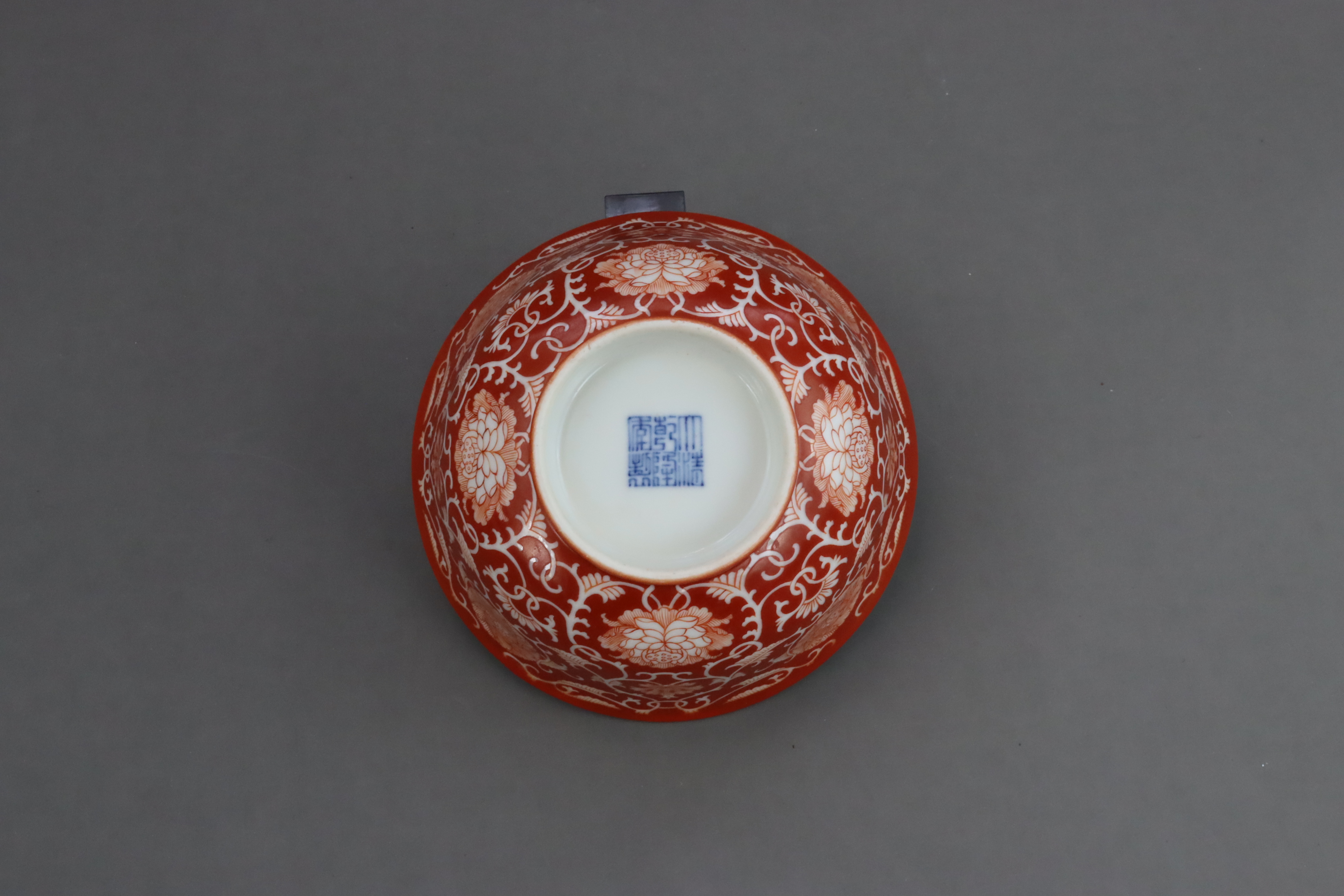 A Coral ground Lotus Scroll Bowl, six character Qianlong seal mark in underglaze blue and of the per - Bild 7 aus 8