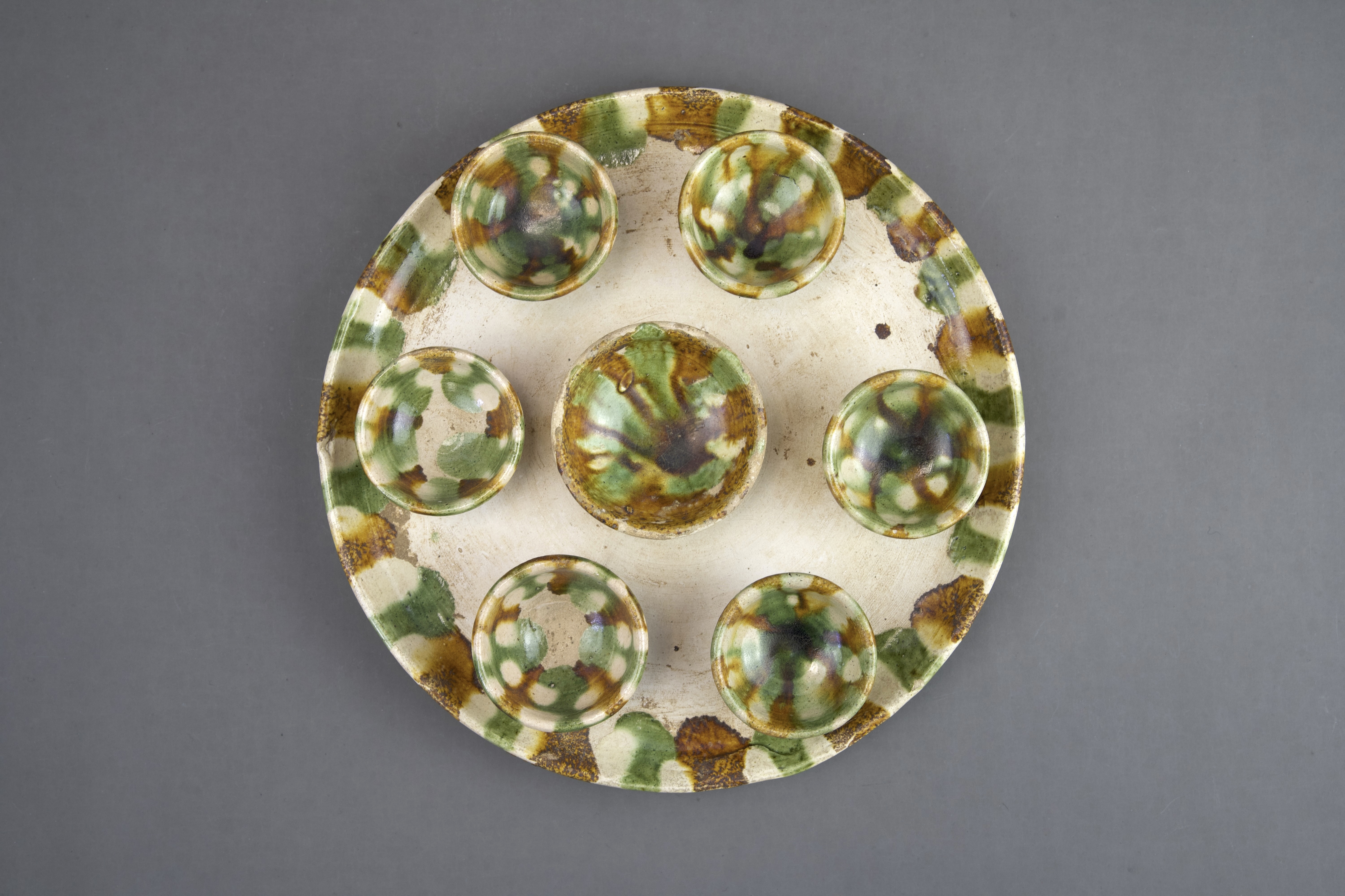 A Set of Seven Sancai-glazed Wine Cups and Tray, Tang dynasty - Image 4 of 7