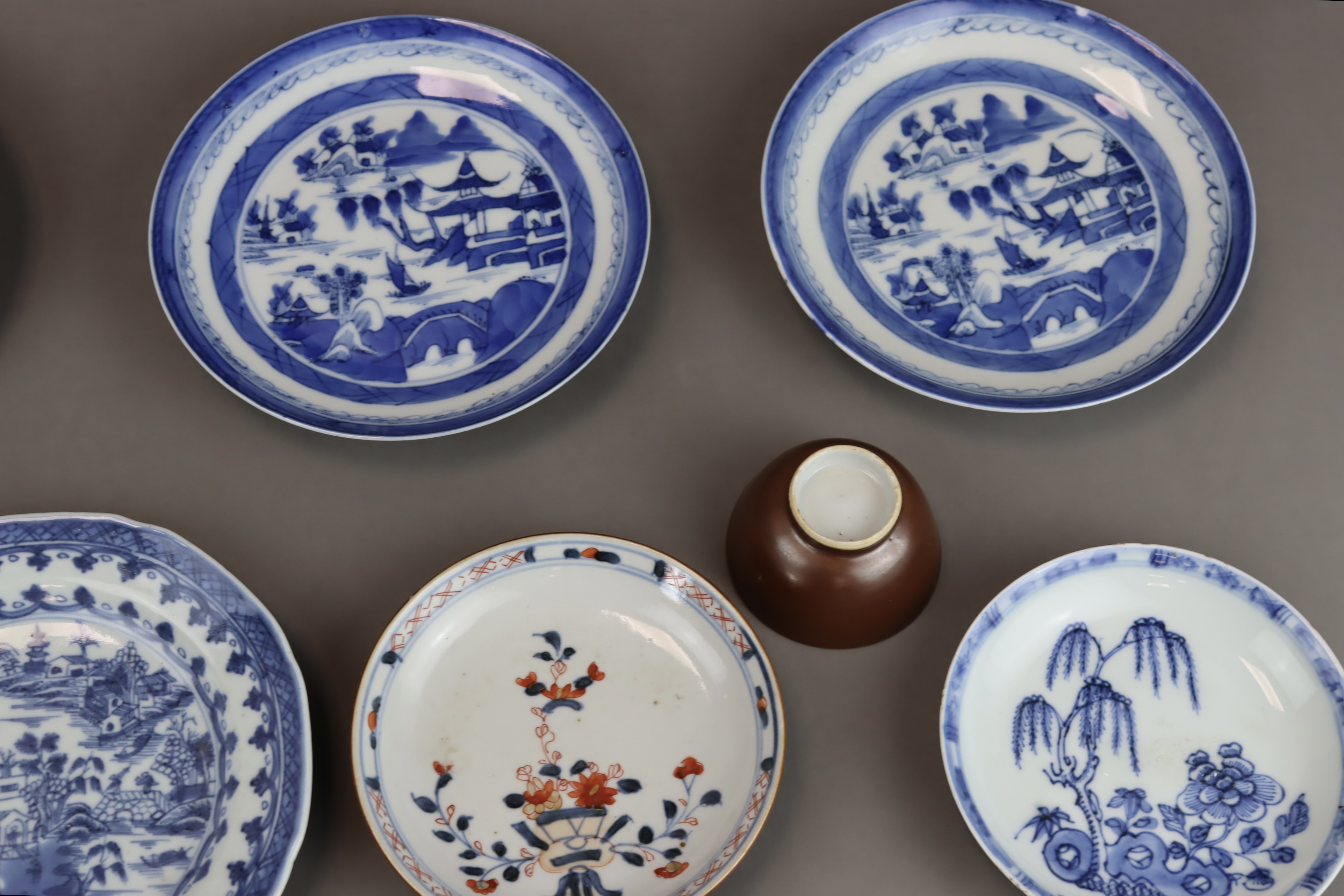A Set of 14 Saucers and 6 Cups, Kangxi and later - Bild 4 aus 9