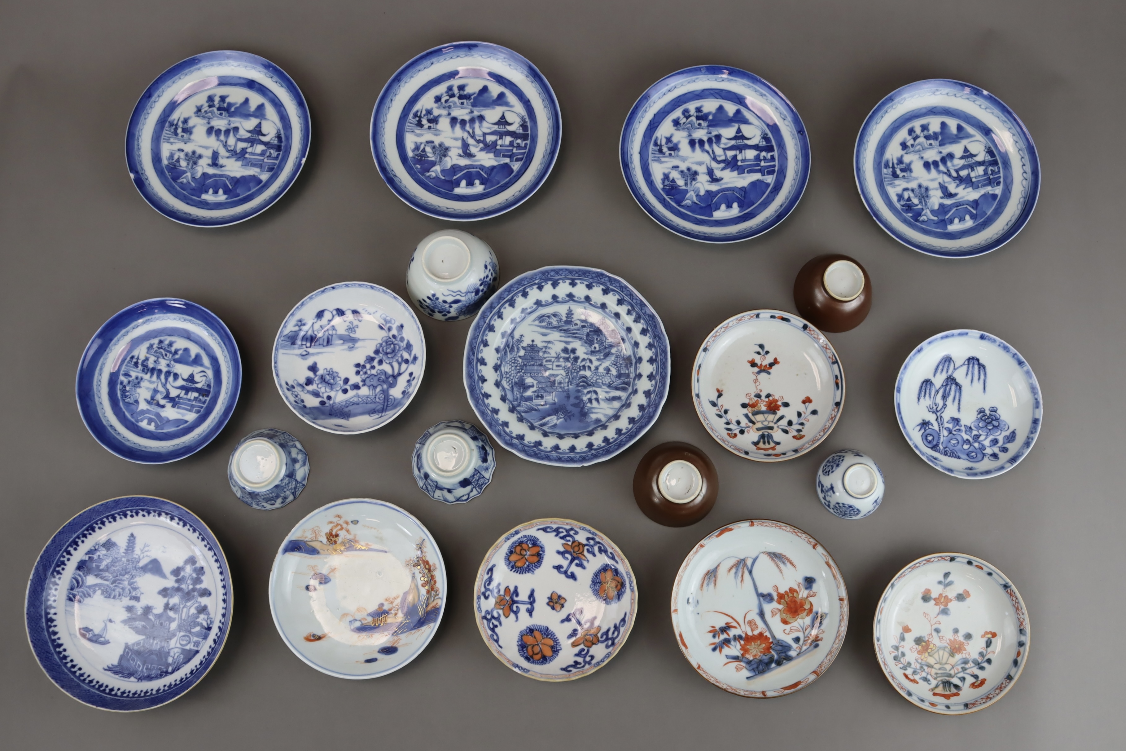 A Set of 14 Saucers and 6 Cups, Kangxi and later - Bild 5 aus 9