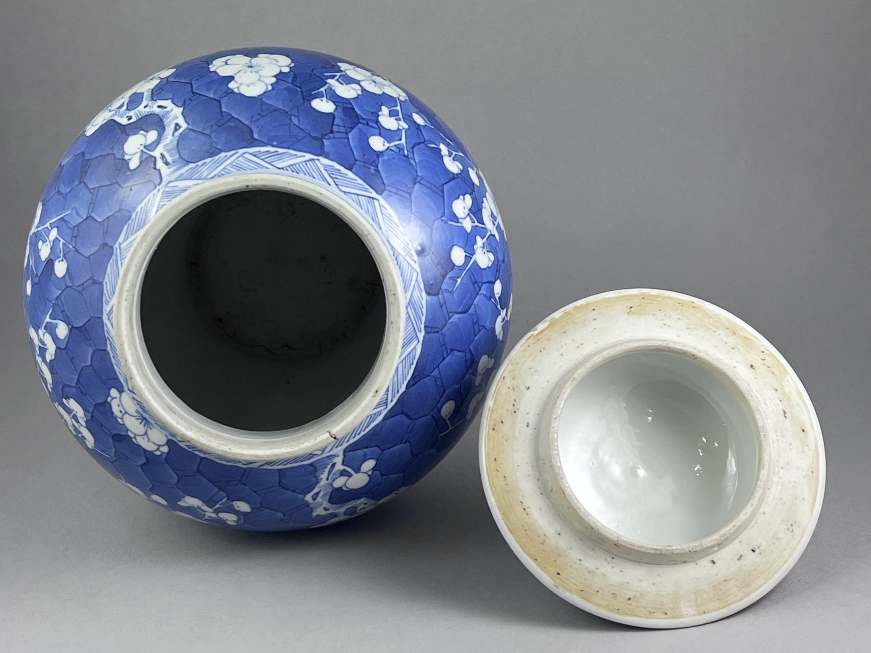 A blue and white 'prunus' Jar and Cover, Guangxu - Image 6 of 7