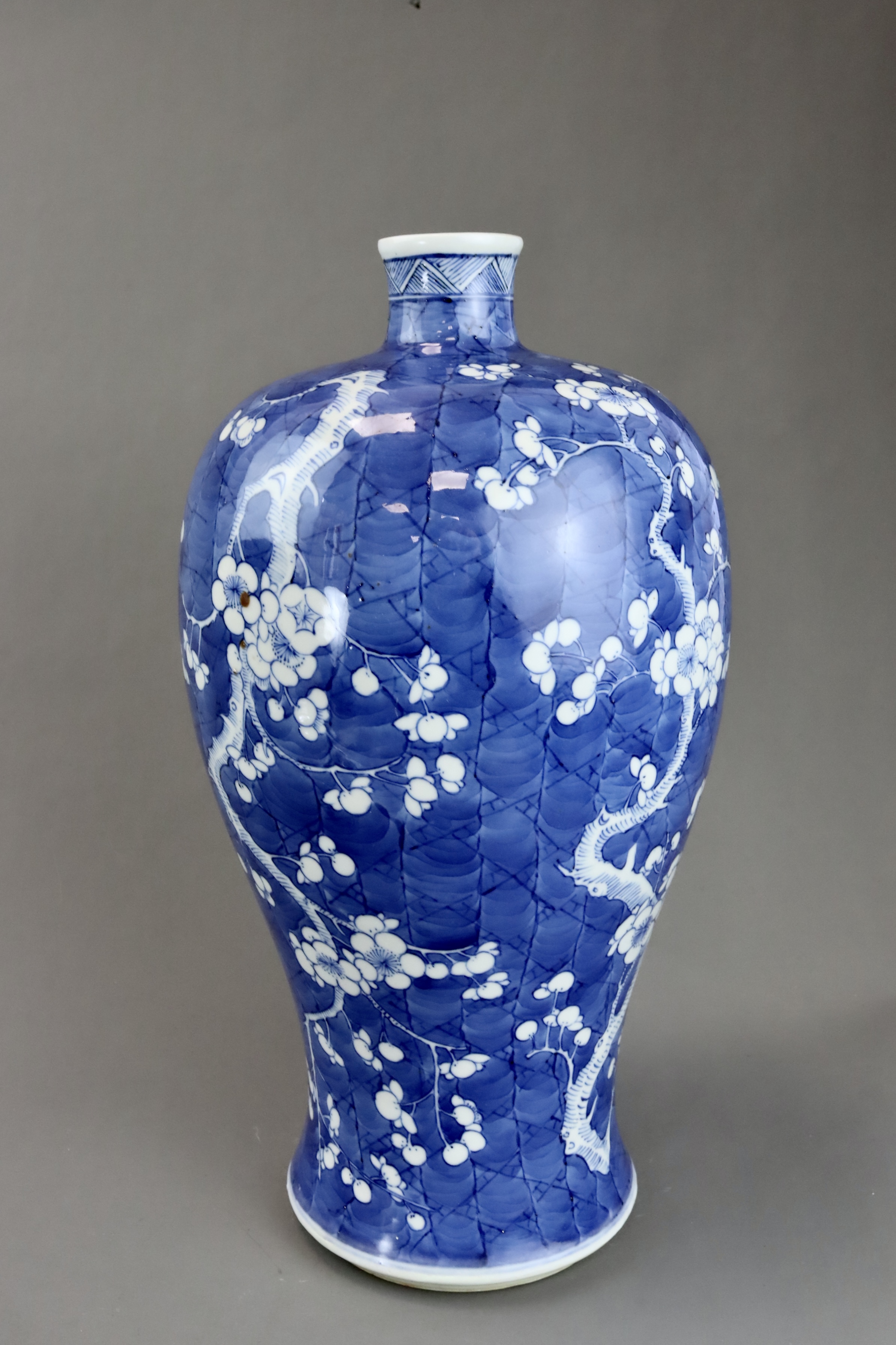 A Blue and White Vase with Prunus, 19th century - Bild 5 aus 7