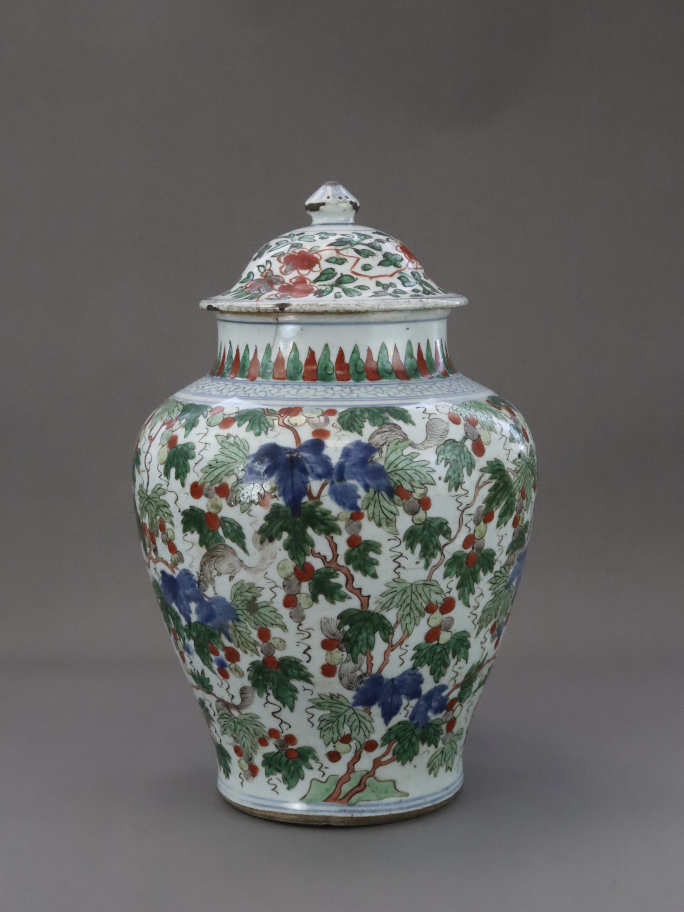 A 'famille verte' Squirrel and Grapevine Jar, and a cover, early Kangxi - Image 2 of 10