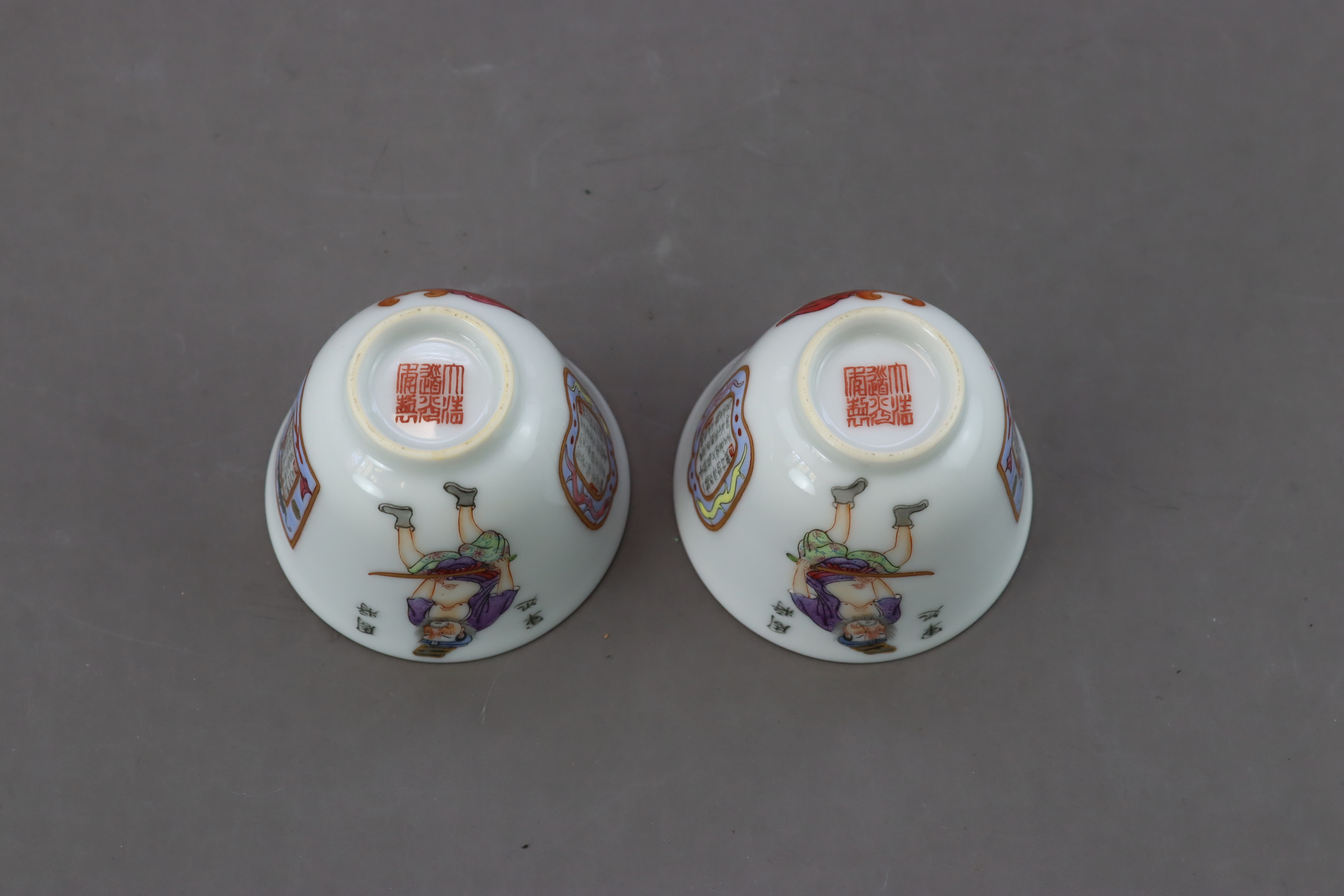 A Pair of Famille-rose 'Wushuangpu' Cups - Bild 6 aus 6