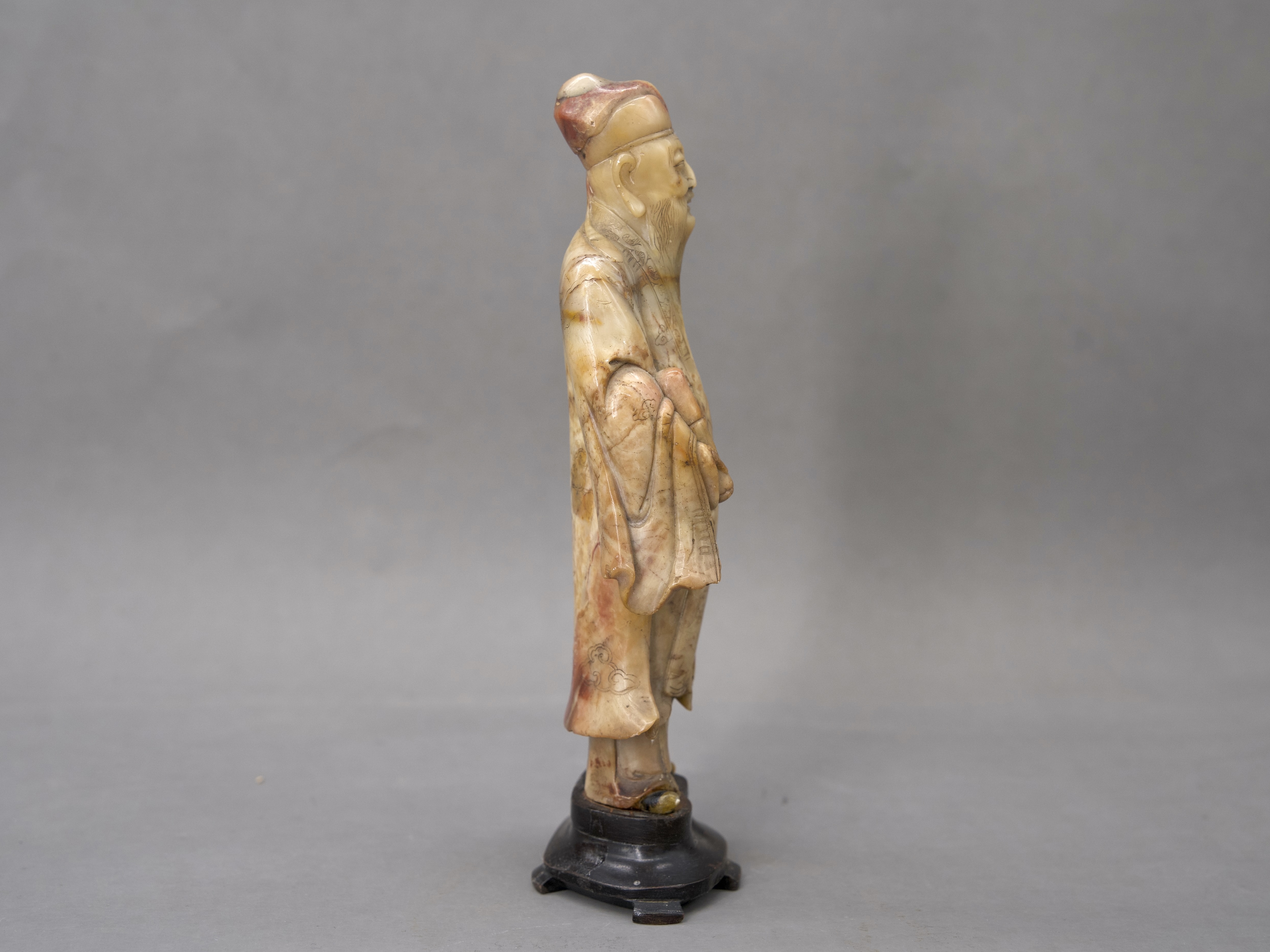A Soapstone Figure of an Immortal, 18/19th century, - Image 3 of 7