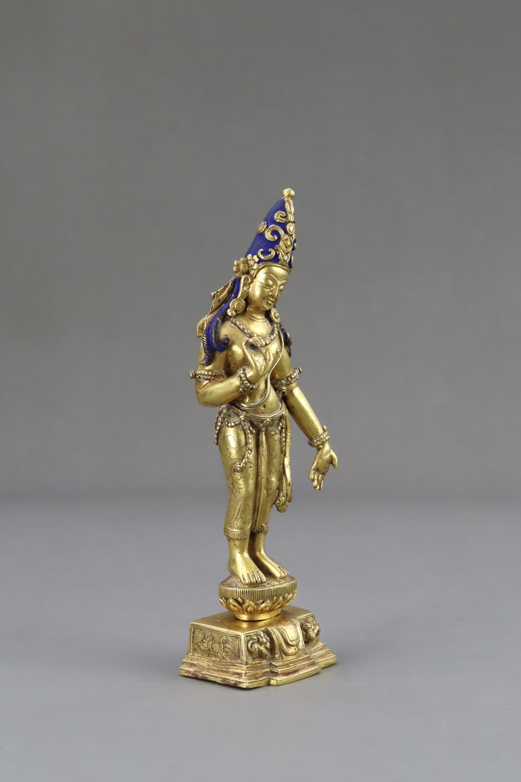 A Tibetan Gilt Bronze Figure of Padmapani, 18/19th century - Image 7 of 10
