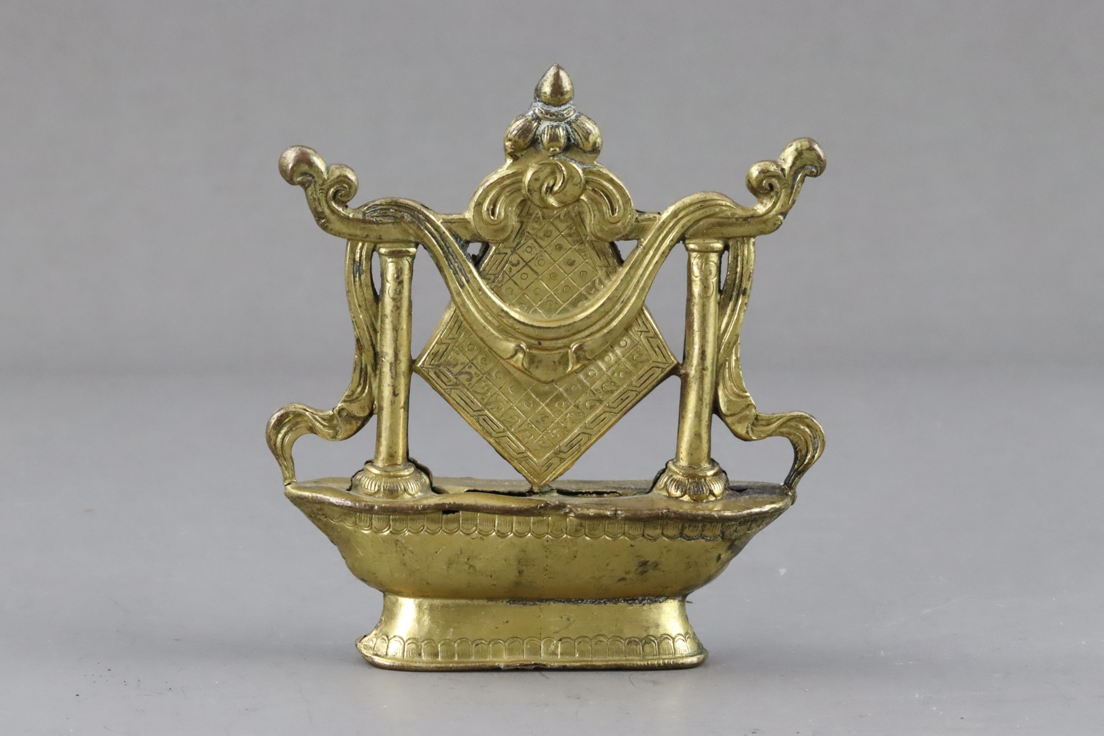 A Gilt Copper Altar Emblem, 17/18th century, Two Butter Lamps and a Stand, 19/20th century, - Bild 2 aus 13