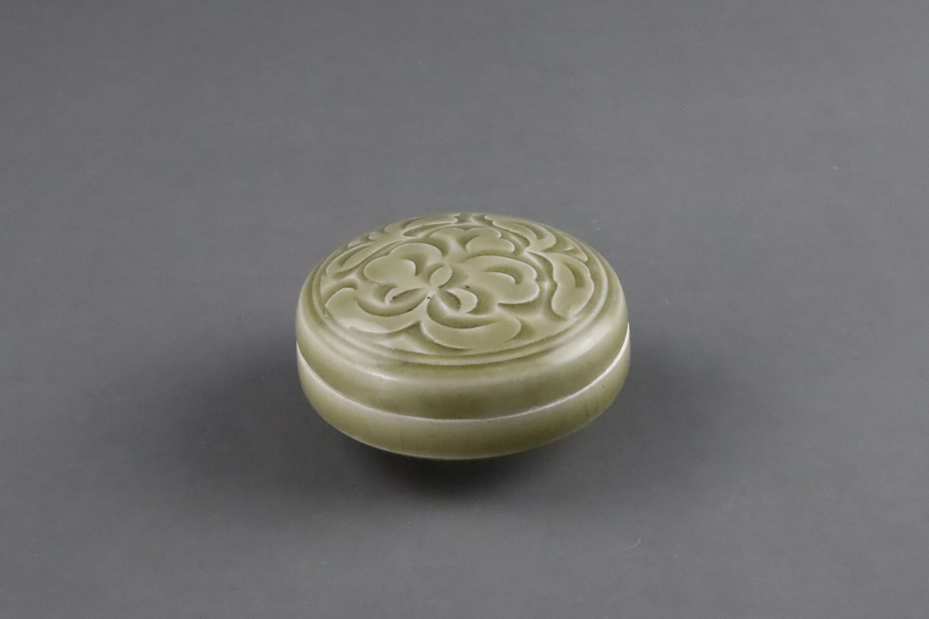 A Fine Yaozhou Carved Celadon Box and Cover, Song dynasty - Image 7 of 11