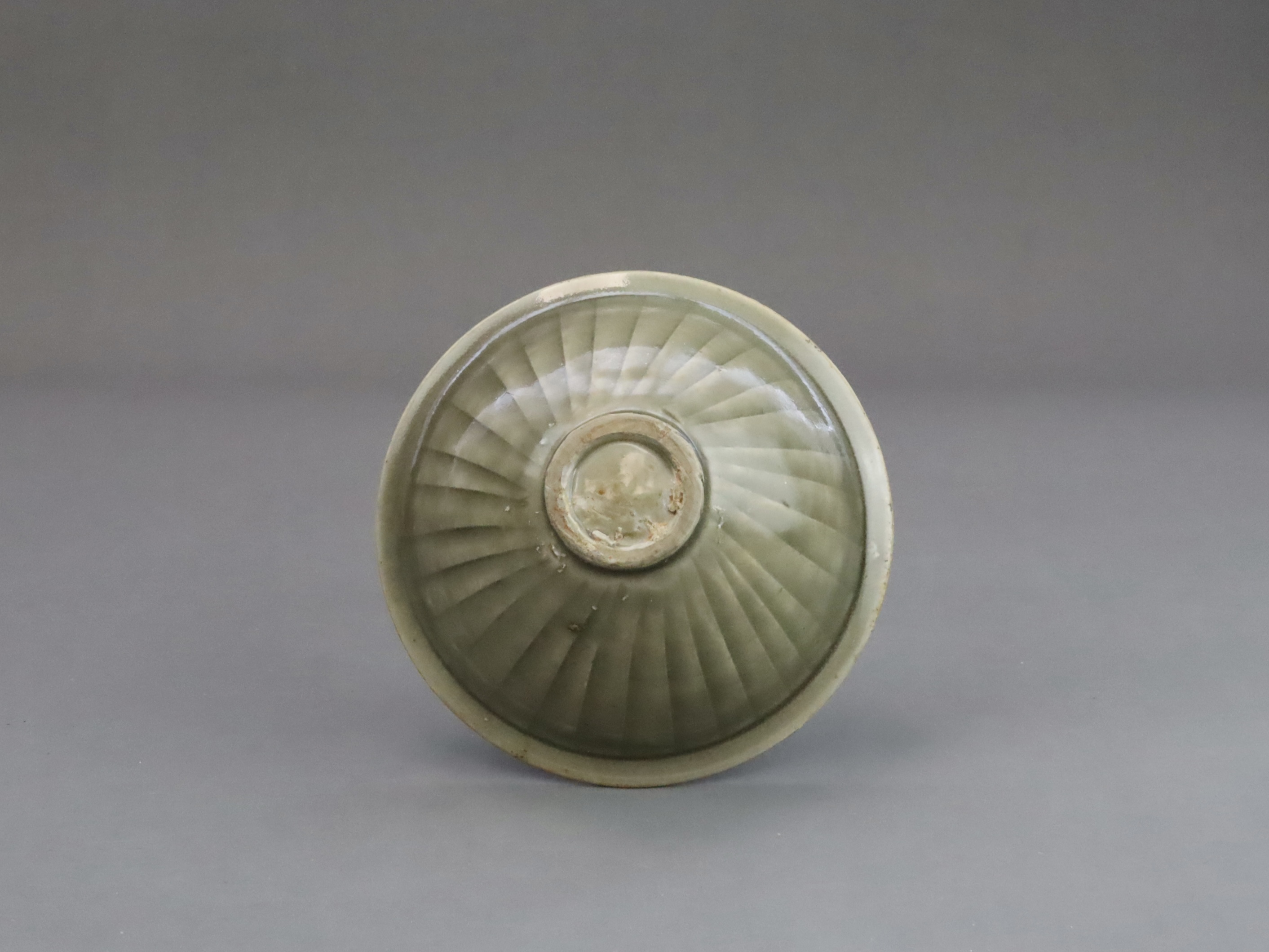 A Yaozhou Moulded Chrysanthemum Conical Bowl, Song dynasty,  - Bild 7 aus 7