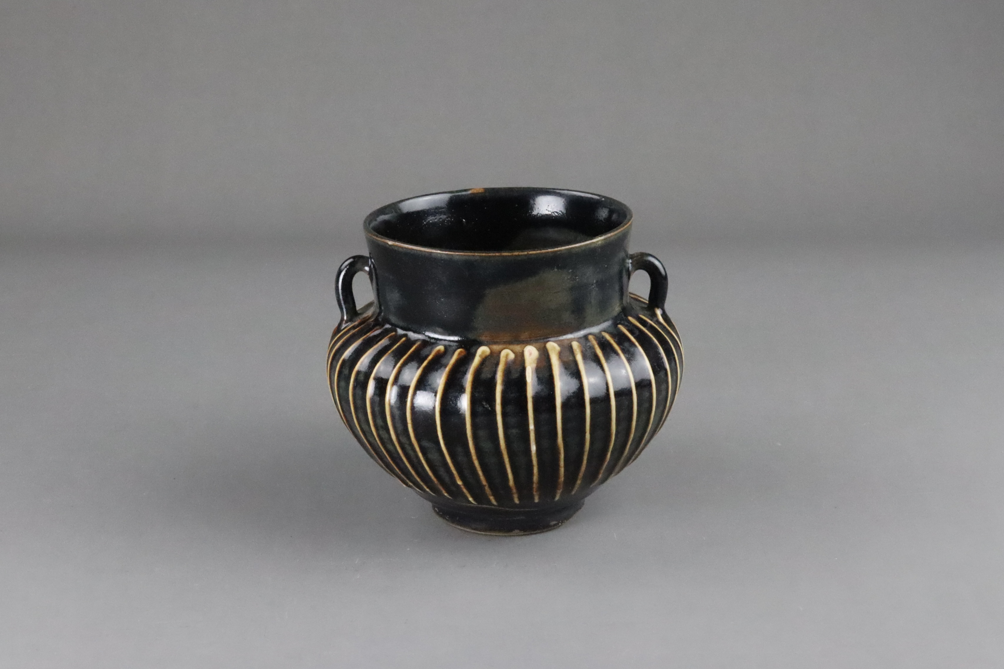 A Cizhou Black-glazed Ribbed Handled Jar, Song dynasty - Image 4 of 10