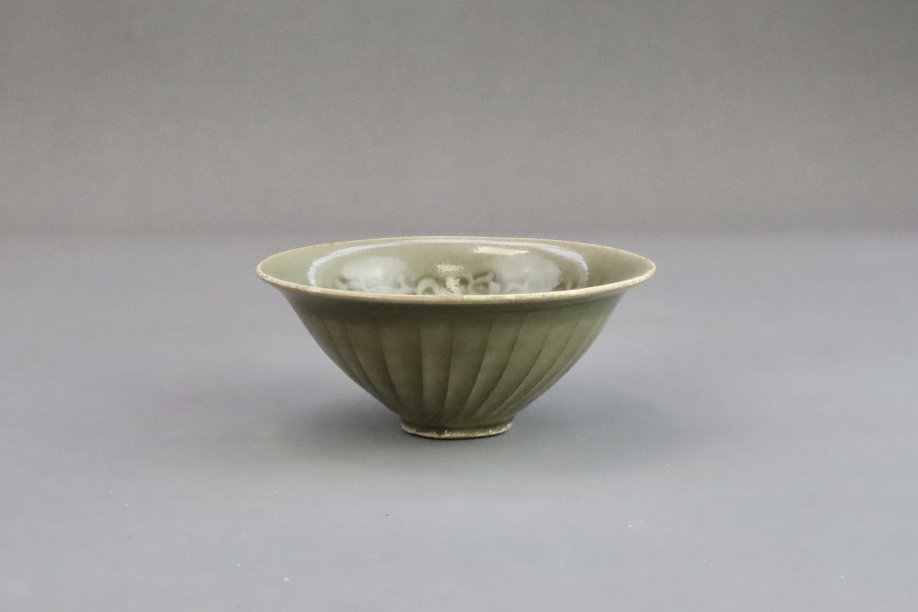A Yaozhou Moulded Chrysanthemum Conical Bowl, Song dynasty,  - Bild 2 aus 7