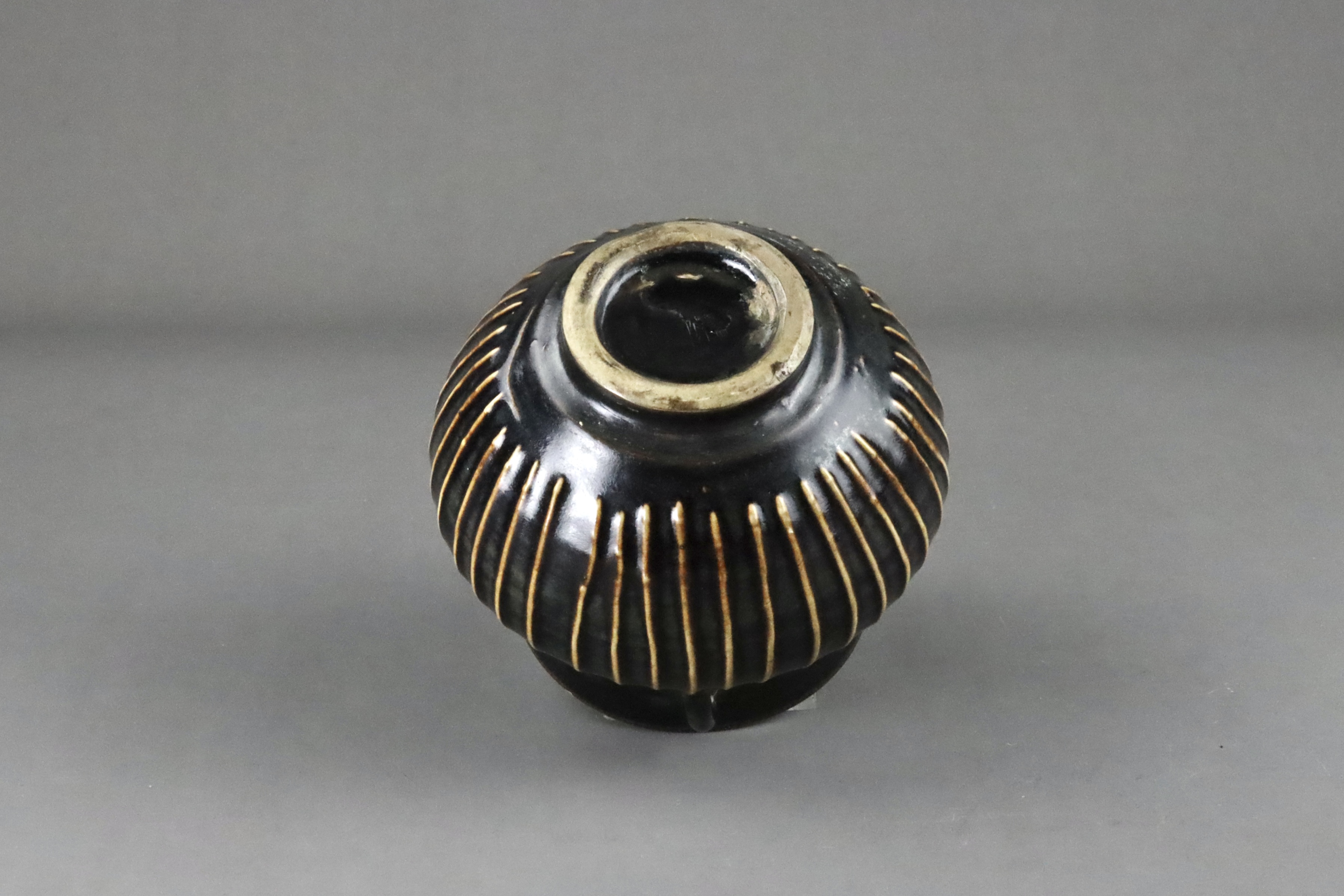 A Cizhou Black-glazed Ribbed Handled Jar, Song dynasty - Image 9 of 10