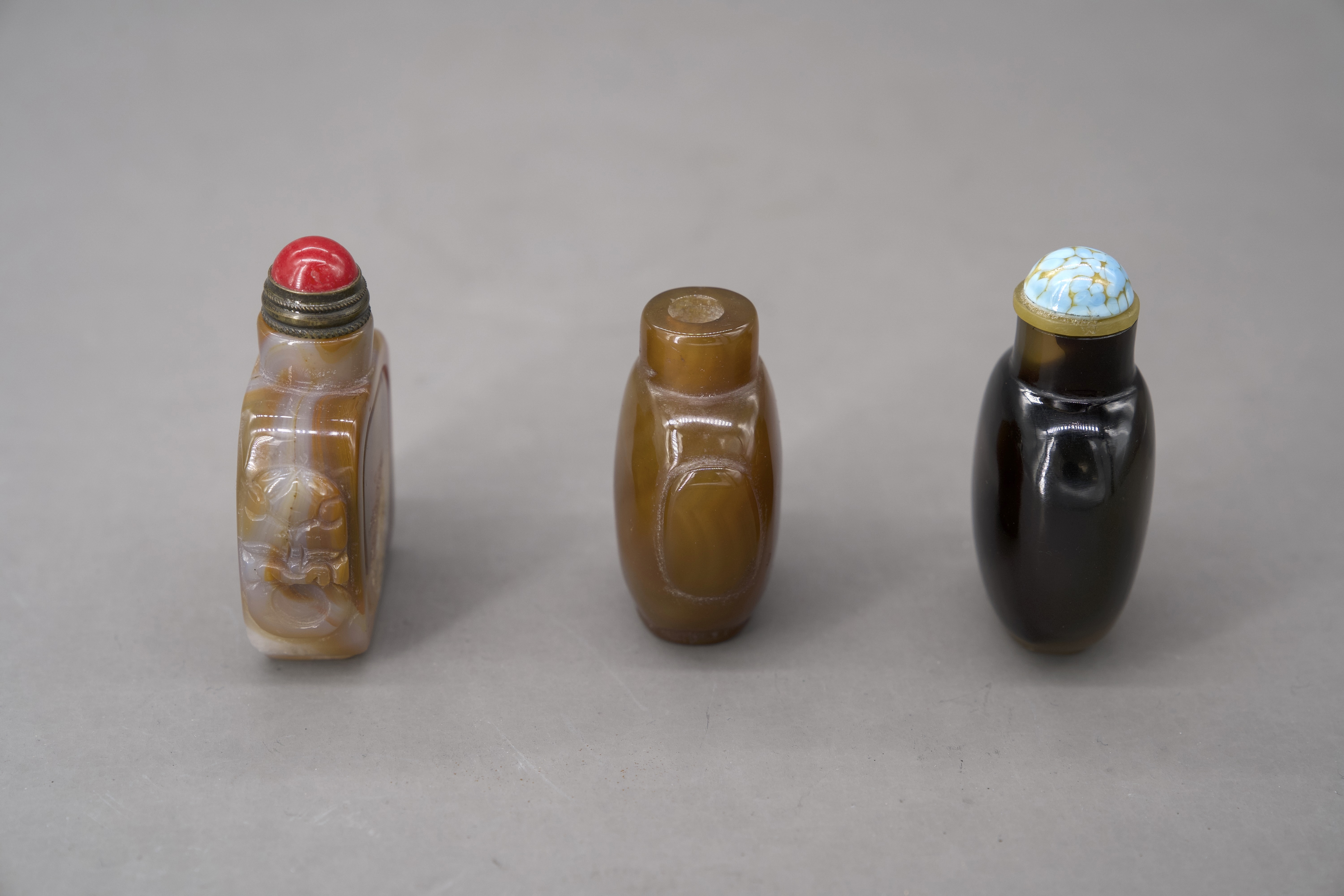 Three Agate Snuffbottles, late Qing dynasty - Image 7 of 8