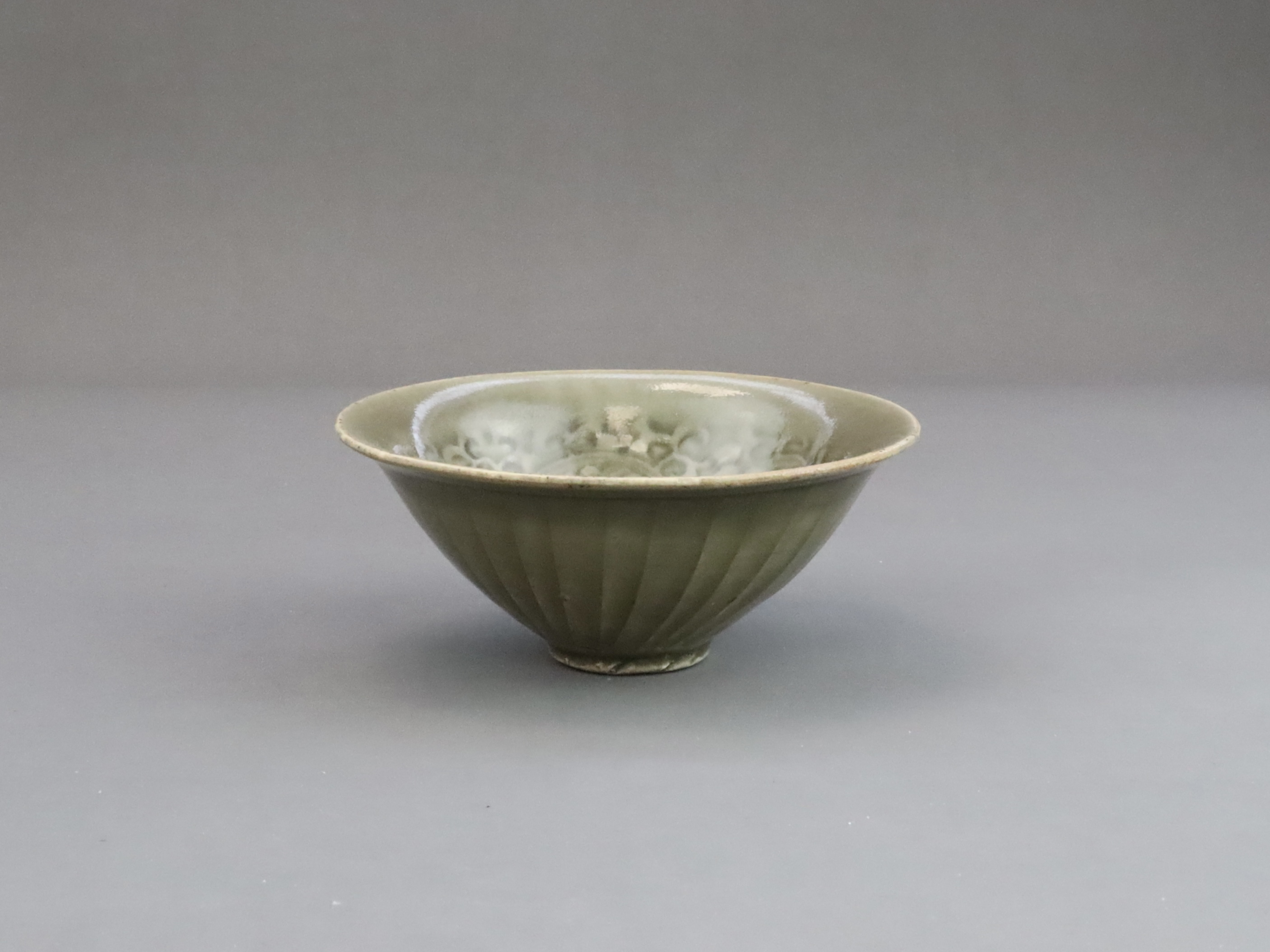 A Yaozhou Moulded Chrysanthemum Conical Bowl, Song dynasty,  - Bild 5 aus 7