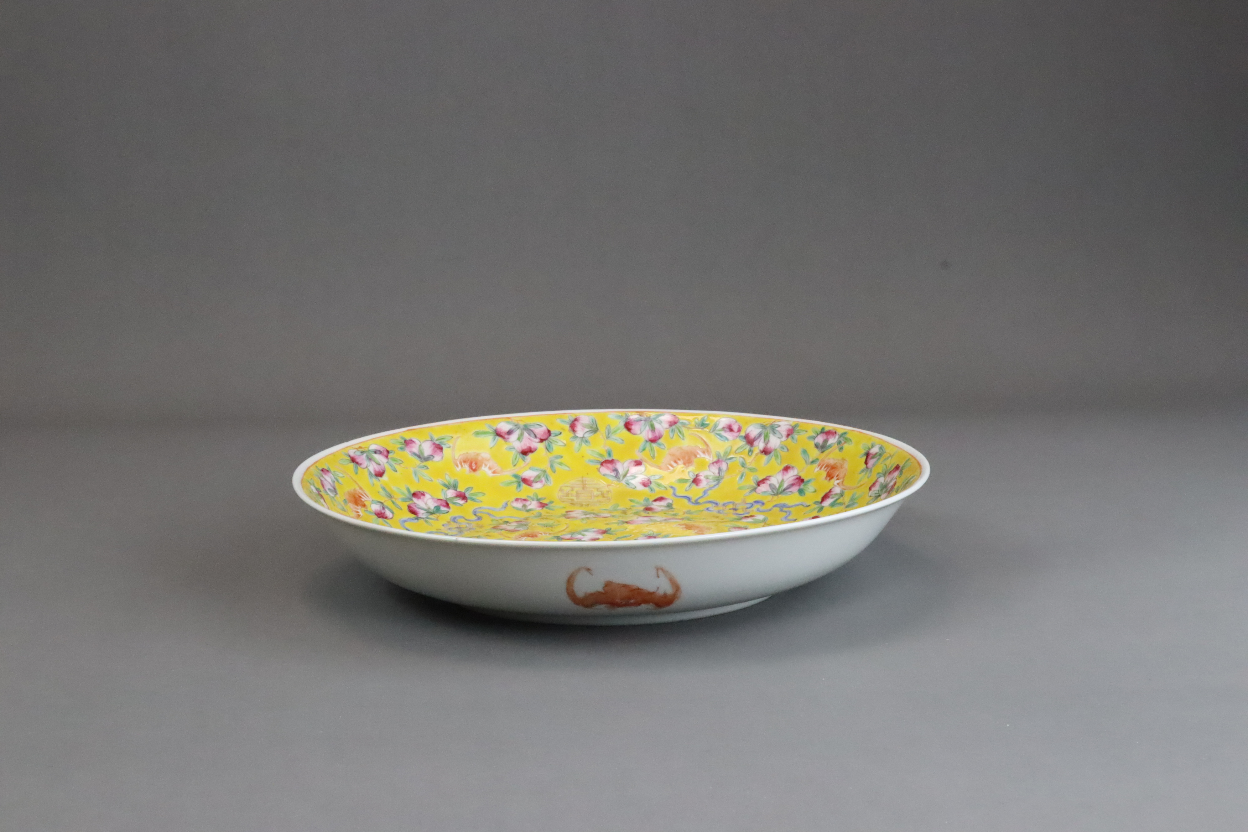 A Yellow Ground Shou and Bats Dish, late Qing/Republic period - Image 6 of 7