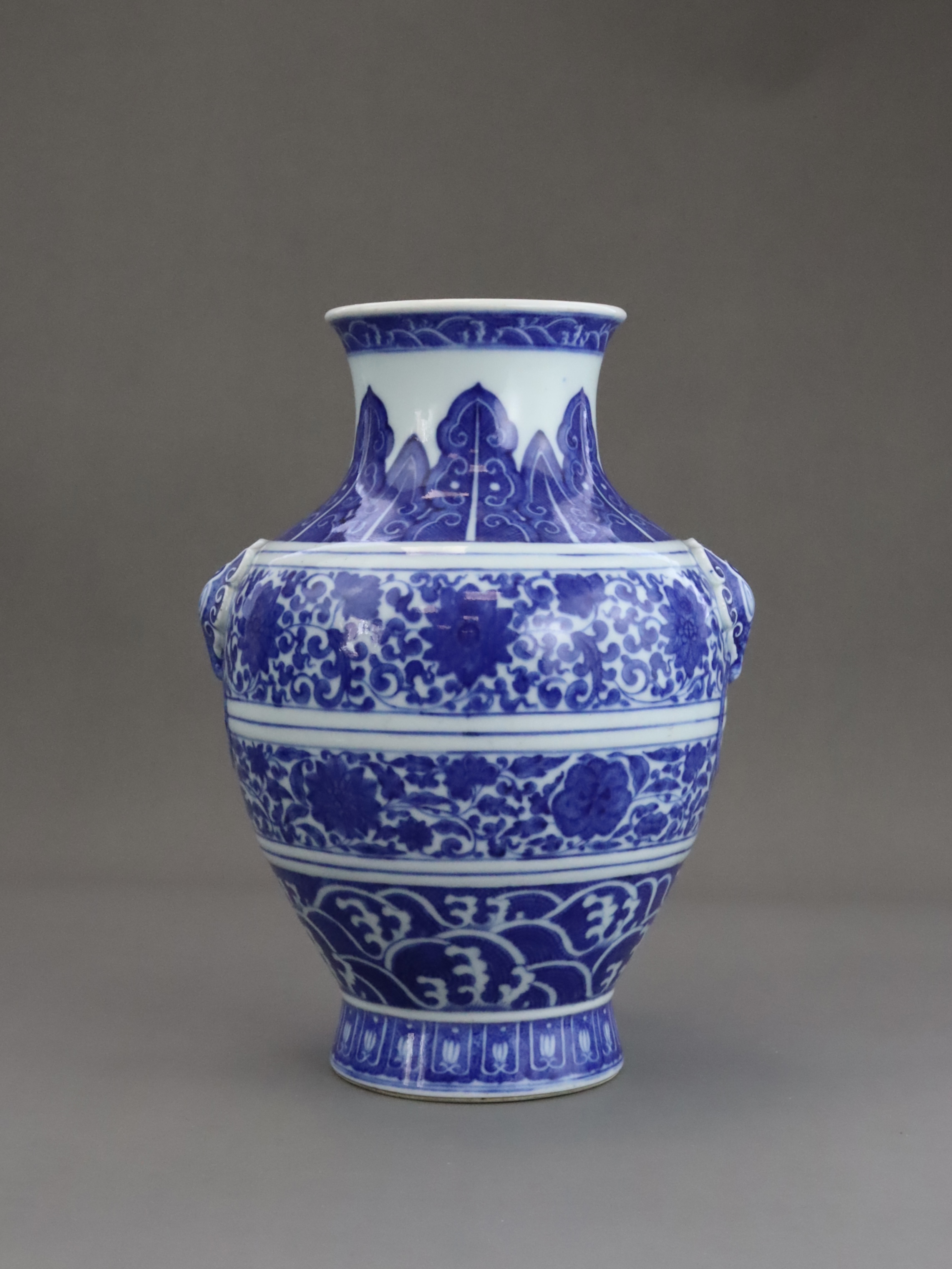 A Good Blue and White Ming style Vase, hu, six character seal mark of Qianlong, Qing dynasty, - Image 4 of 9