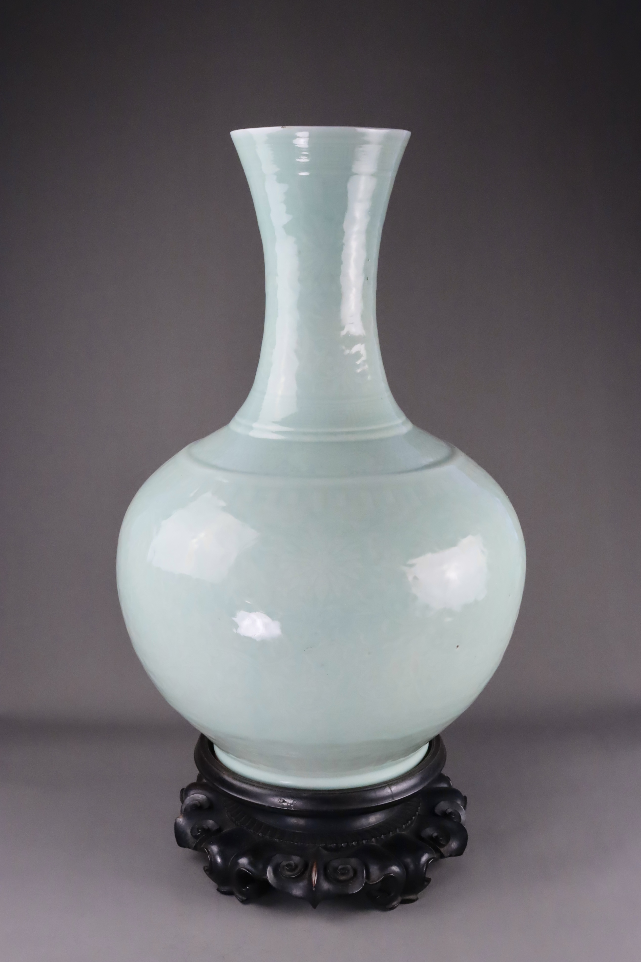A Large Carved Celadon Bottle Vase, Tianqiuping, 19th century - Image 3 of 12