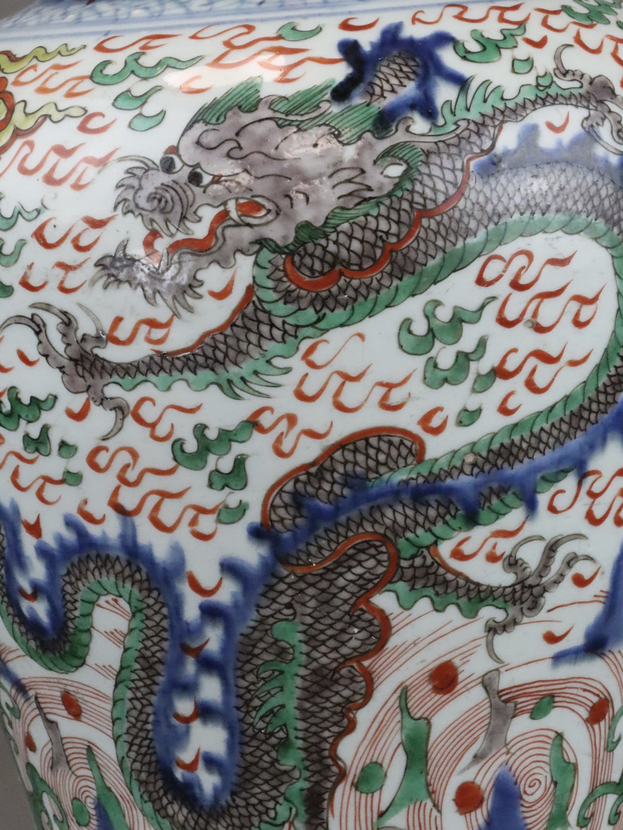A Striking Wucai Baluster Dragon Jar and Cover, Shunzhi, - Bild 6 aus 13