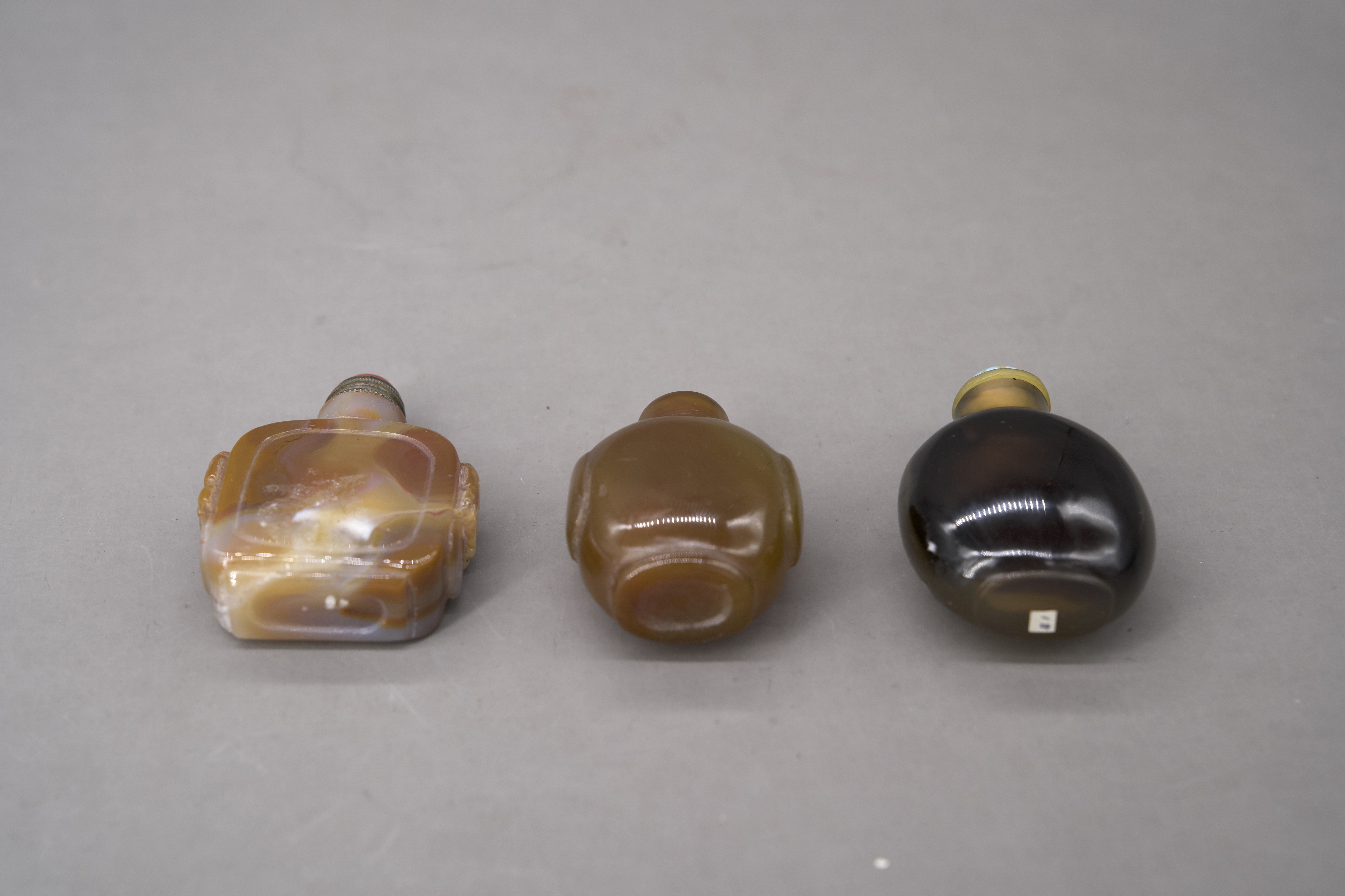 Three Agate Snuffbottles, late Qing dynasty - Image 5 of 8