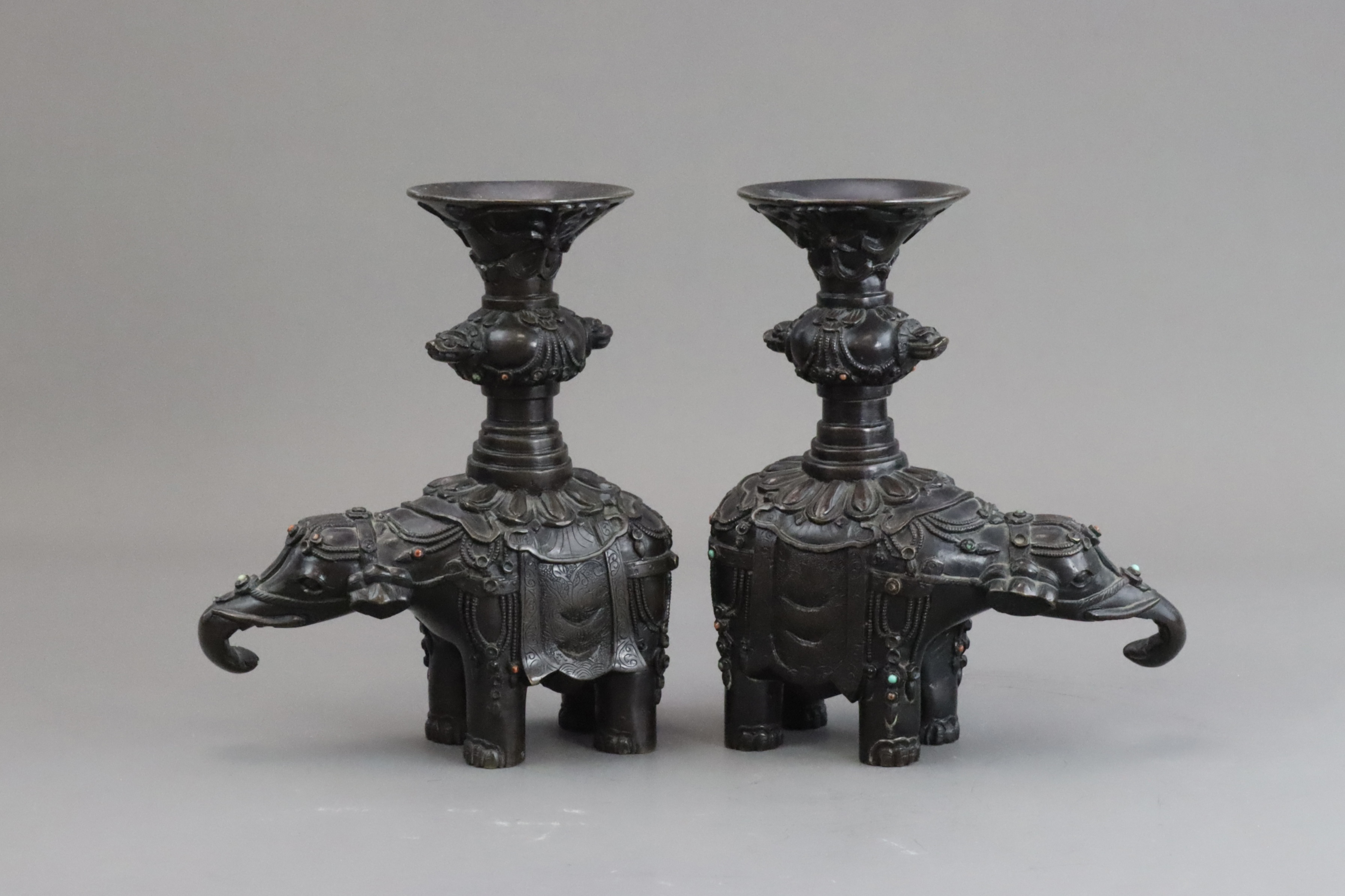 A Pair of Bronze Elephants bearing Vases, Qing dynasty, - Bild 4 aus 8