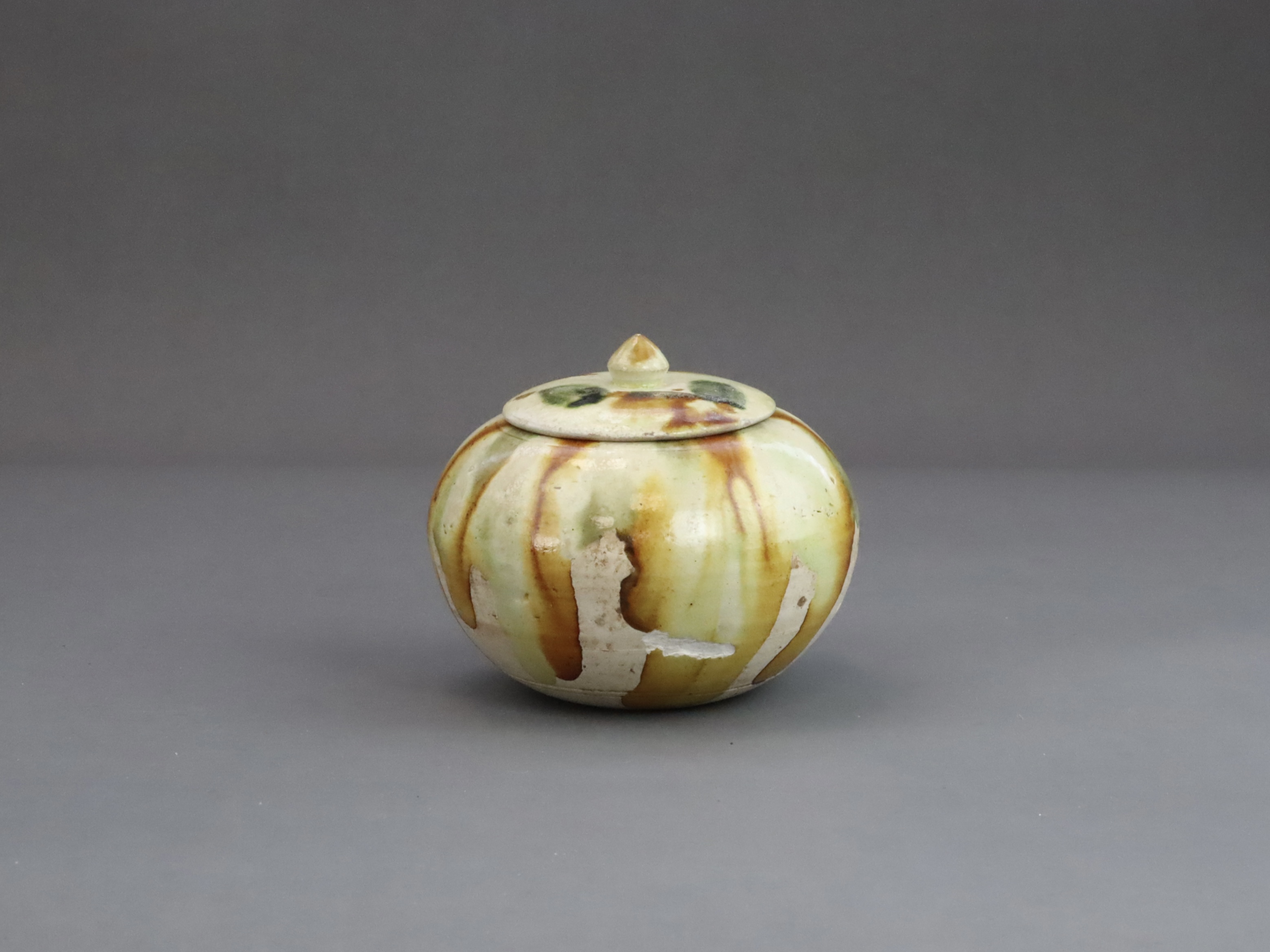 A Sancai-glazed Pottery Waterpot and Cover, Tang dynasty, - Image 4 of 8