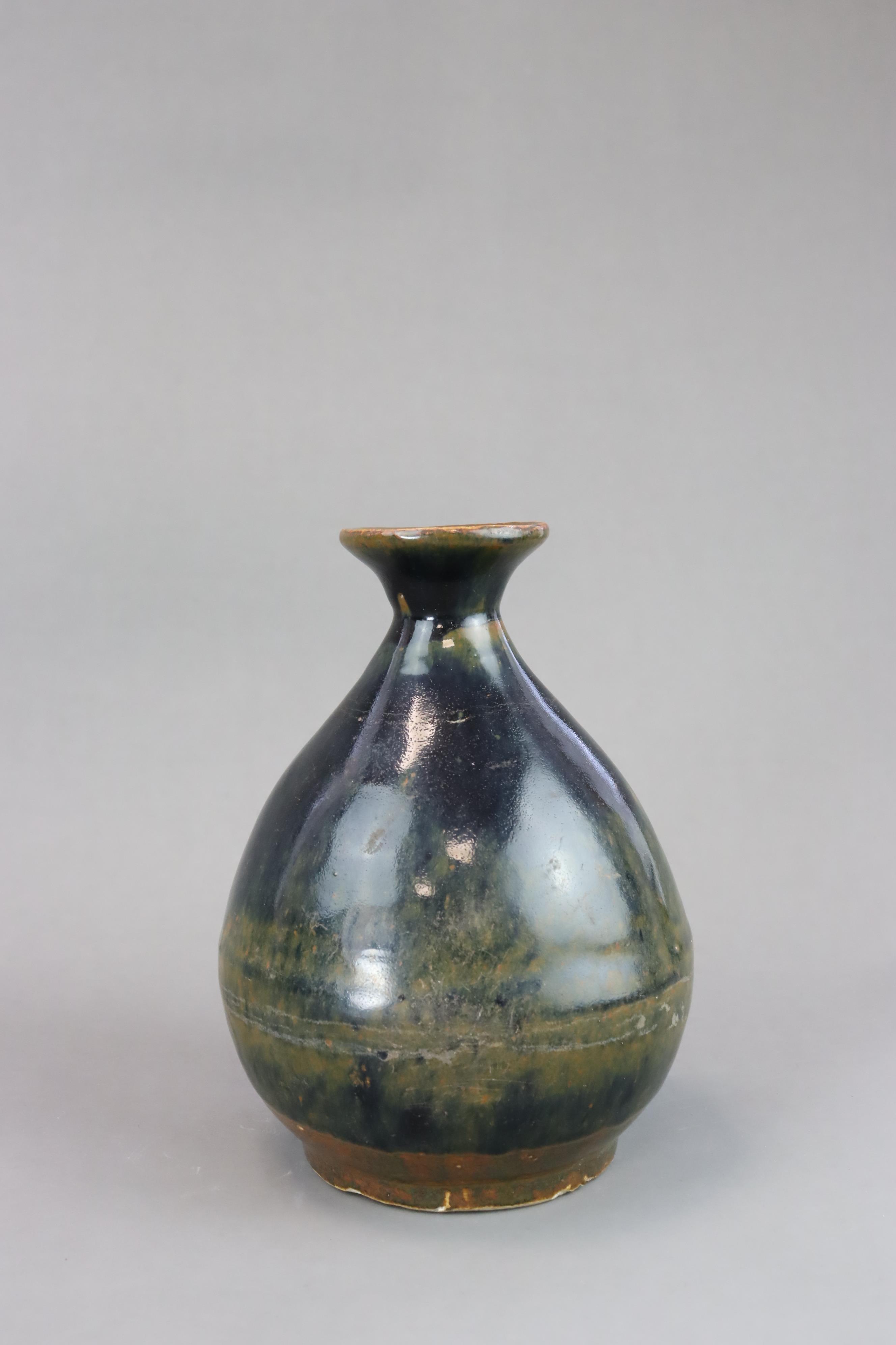 A Black glazed Stoneware Vase, yuhuqunping, Ming dynasty - Image 4 of 6