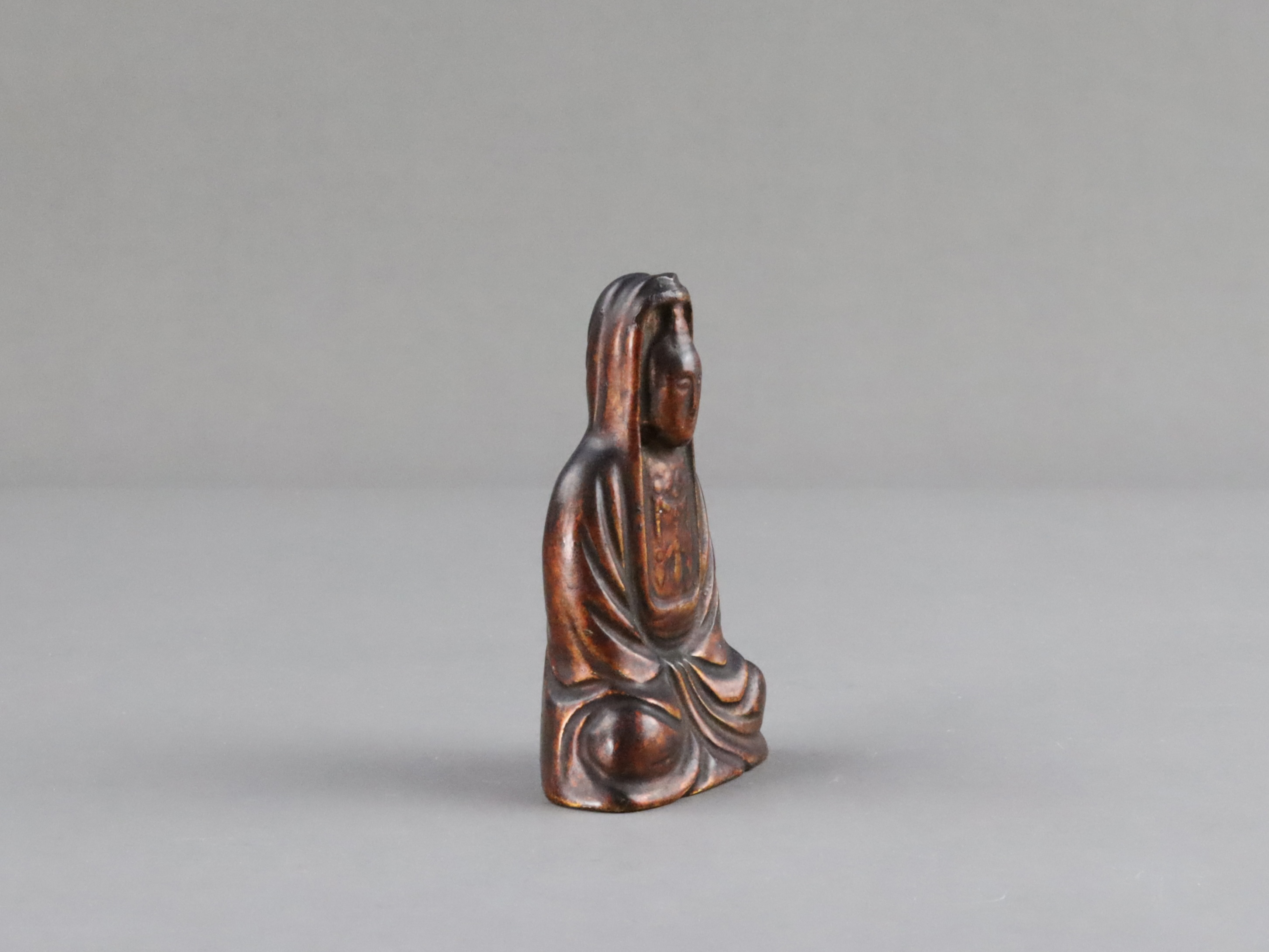 A Rare Lacquered Jade seated Guanyin, Ming dynasty or earlier, - Image 3 of 13