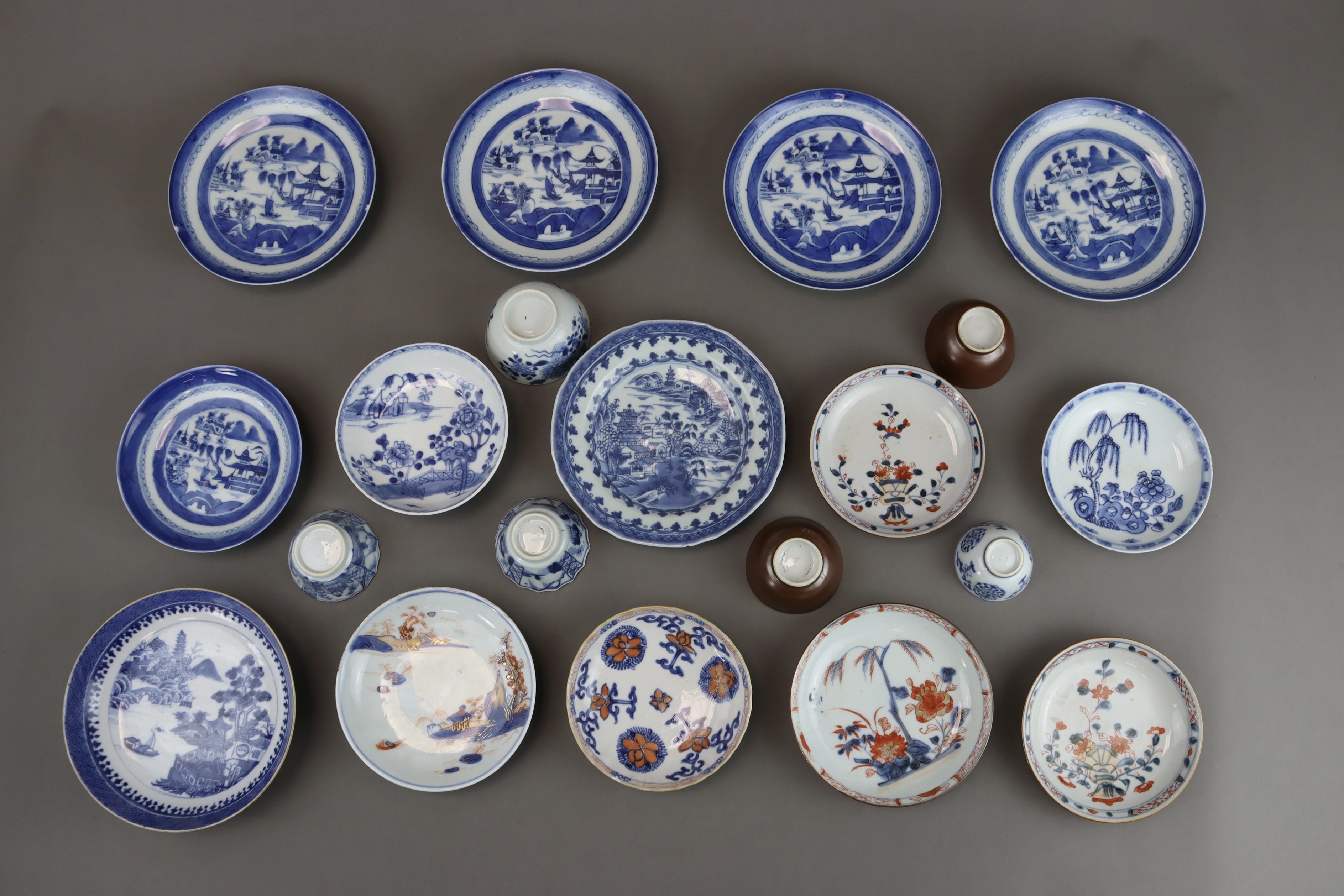 A Set of 14 Saucers and 6 Cups, Kangxi and later - Bild 8 aus 9