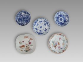 A Set of 5 Blue and White and Famille-rose Saucers, Kangxi and later