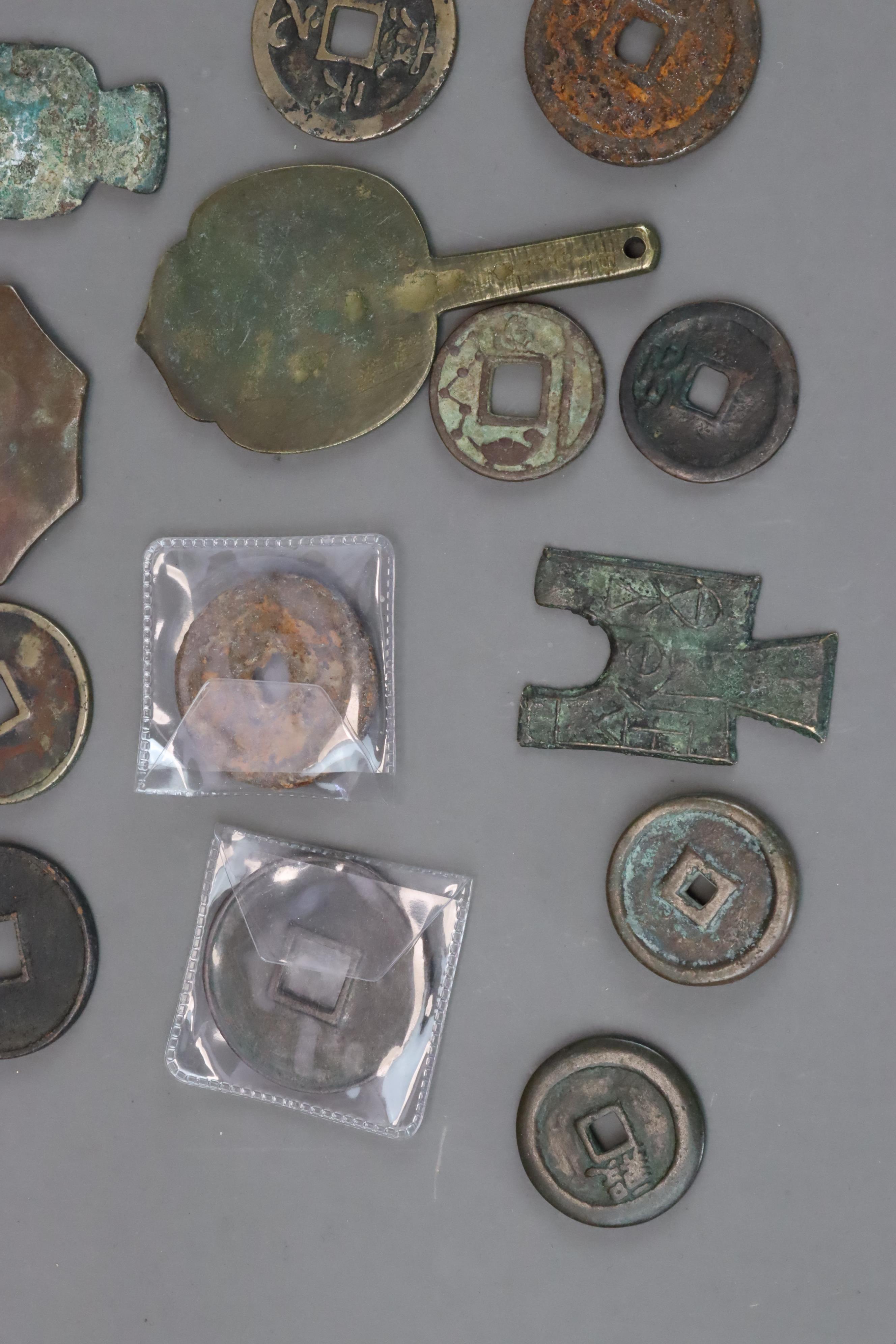 A Set of 21 Chinese Coins, Song dynasty and later - Image 3 of 10
